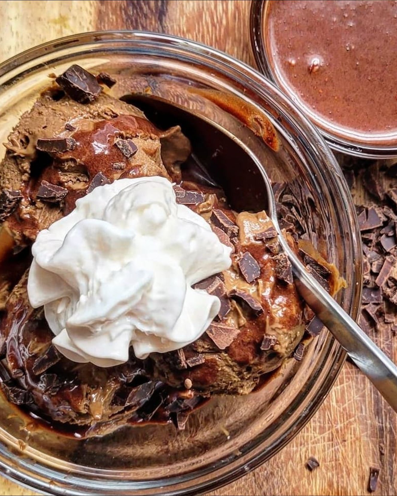 It's National Ice Cream Day!
Celebrating with Triple chocolate ice cream made with organic #oatmilk from @risebrewingco and topped with dark cocoa crunch and homemade vegan chocolate syrup! Yes, please! Bet you'll never guess what my secret ingredien