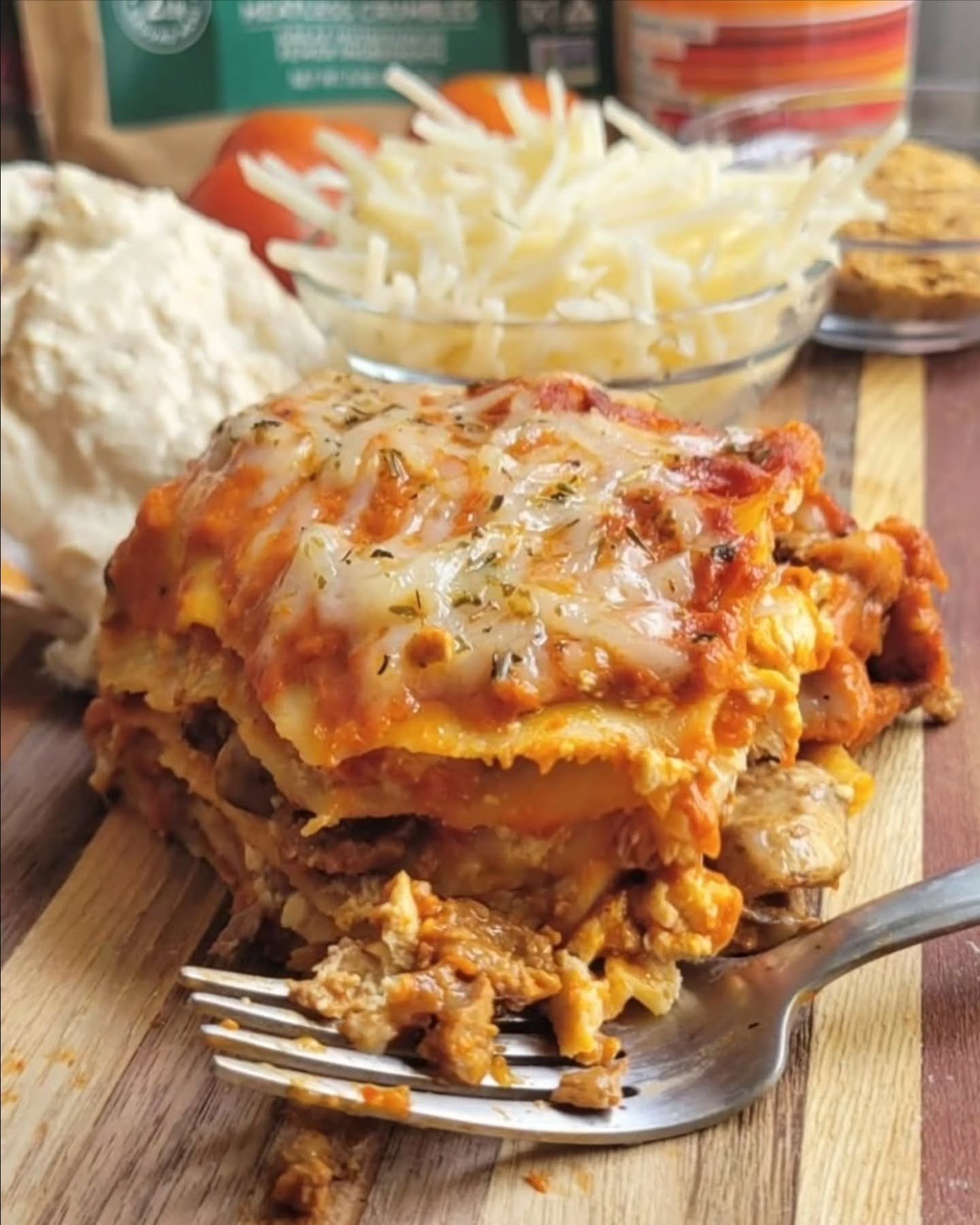 This Moc Meat and Mushroom Lasagna with my homemade vegan Ricotta Cheese was just the thing to come home to after a very Monday-y Monday!
I used the crumbles from my good friends at @goodsidefoods along with the vodka sauce from @otamot and dairy