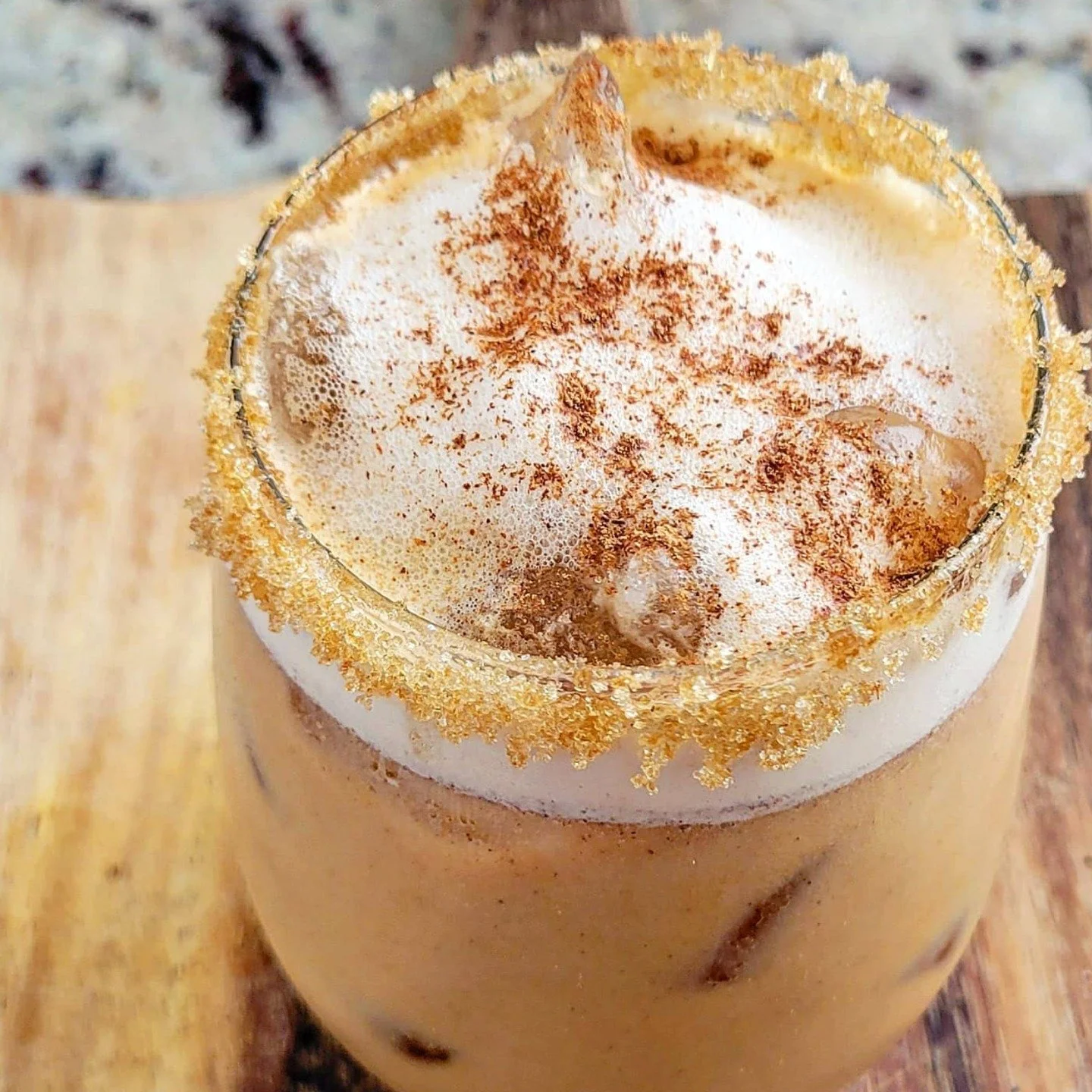 Never buy the bottled stuff again! This Dairy-Free Irish Cream is so easy to make at home and tastes even better! 🥃✨ Just oat milk, cold brew, maple syrup, and a splash (or two) of whiskey. Blend it up, pour over ice, and thank me later.
☘️ Vegan-fr