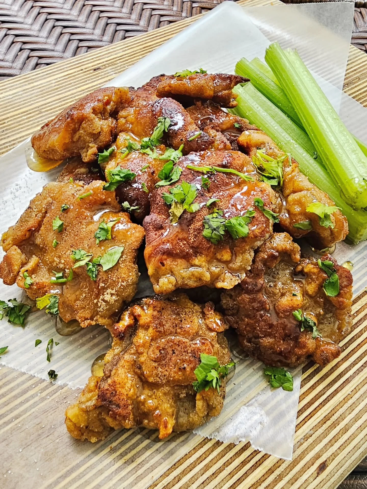 Warm and crunchy with a spicy little kick. Today I'm serving up fried mushroom tenders with a sweet and spicy ghost pepper glaze! What are you snacking on this #HolidayWeekend?
#PlantBased #Vegan #LifeOnTheVeg #Vegetarian #VeganFood #VeganRecipes #P