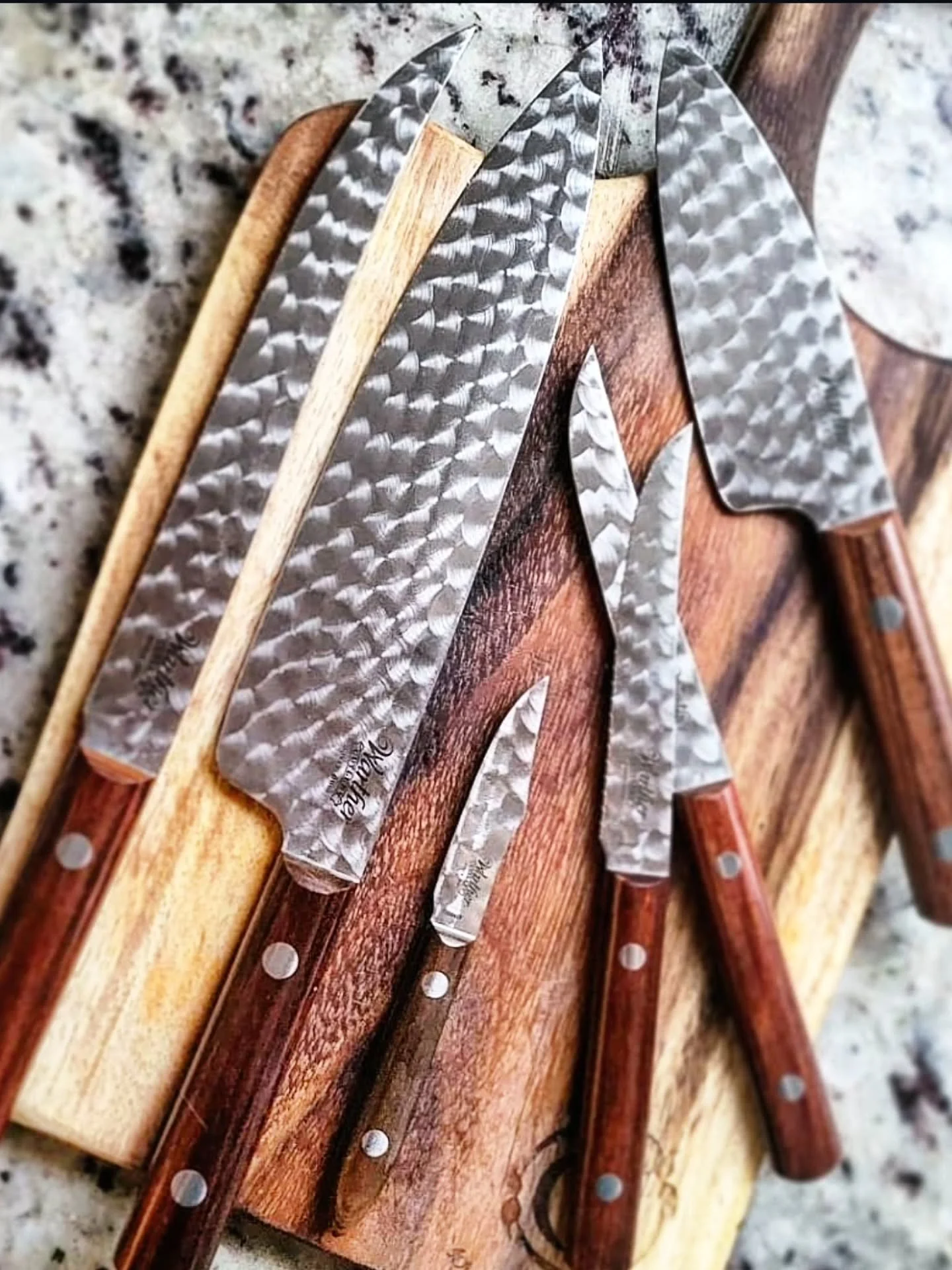 You guys! Let me introduce you to the best knives I've ever owned. @warthercutlery, a handmade knife forge, up in Ohio's Amish Country, has been in business for well over 100 years! This isn't a sponsored post. I earn no commission from them, just sh