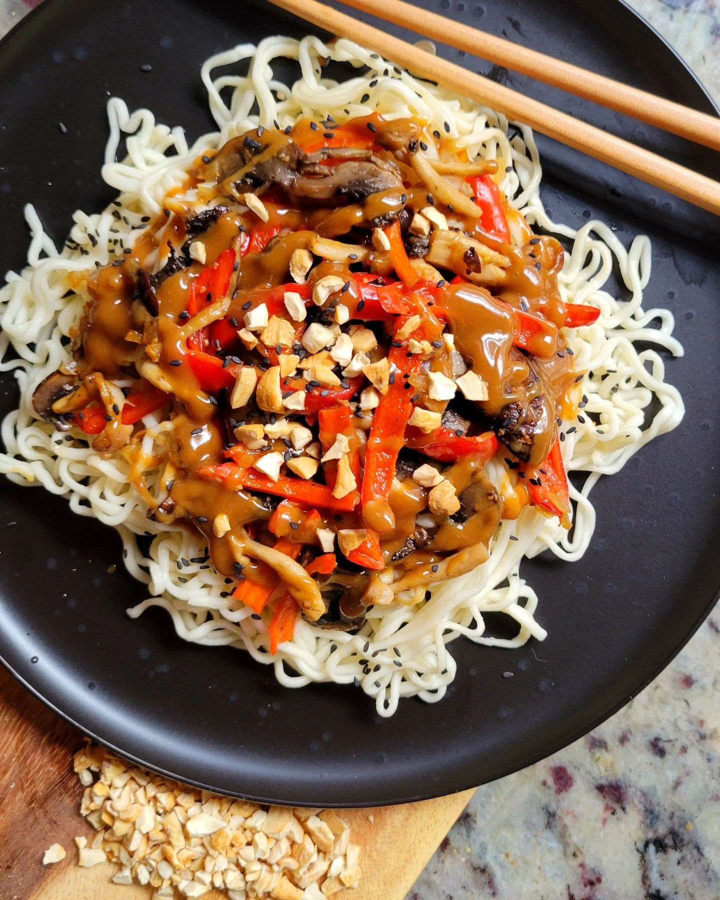 Need a simple meal packed with big flavors? You've got to try these noodles with sautéed garlic mushrooms and peppers topped with a homemade #thai inspired spicy lime peanut sauce!
#PlantBased #Vegan #LifeOnTheVeg #Vegetarian #VeganFood #Vega