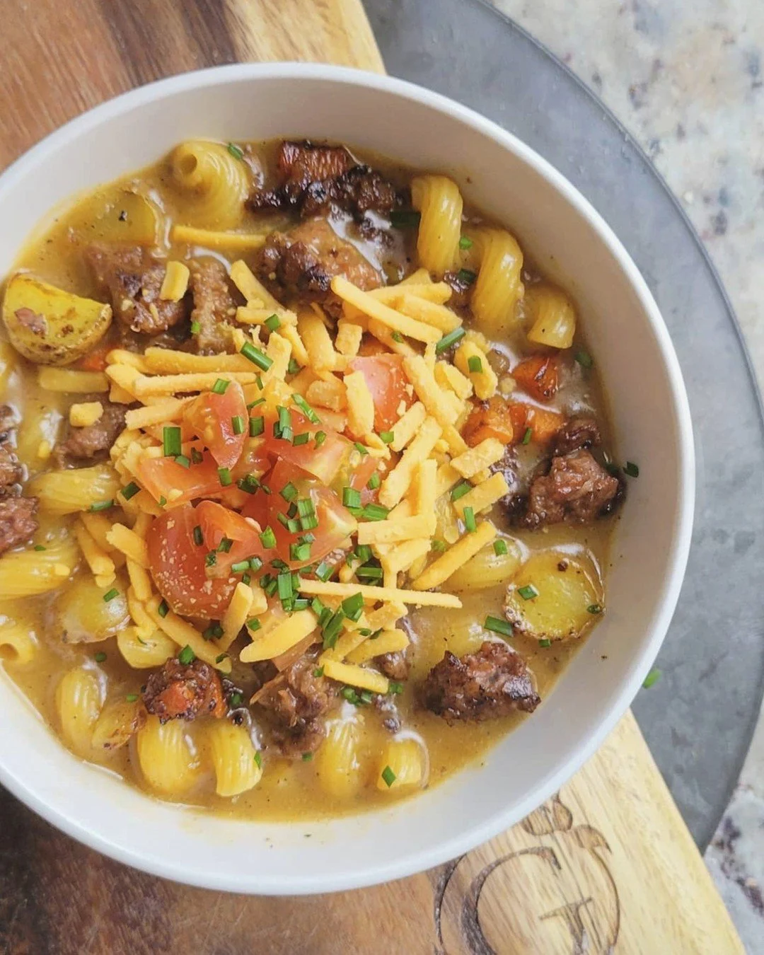 🍔🥣 Amish Cheeseburger Soup…but make it plant-based.
This cozy, dairy-free twist on a Midwest classic is everything you want in a weeknight dinner: creamy, hearty, a little nostalgic, and totally crisper-drawer friendly.
Full recipe is up now
