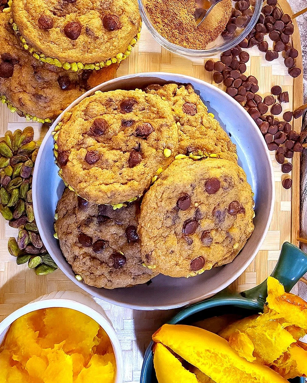 Did you hear? 
My Pumpkin & Pistachio Chocolate Chip Cookies were featured over at @lifeatthegrow! Officially fall-approved, full of cozy, plant-based flavor and made with roasted pumpkin, dark chocolate chips, and a buttery pistachio crunch. The