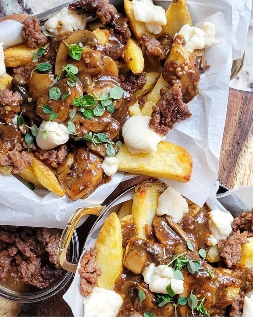 Raise your hand if you think gravy needs to be the new standard fries condiment? 🙋‍♀️🙋‍♀️🙋‍♀️
Vegan Poutine with homemade cheese curds and mushroom gravy! Y'all...it's hard to describe how good this was!