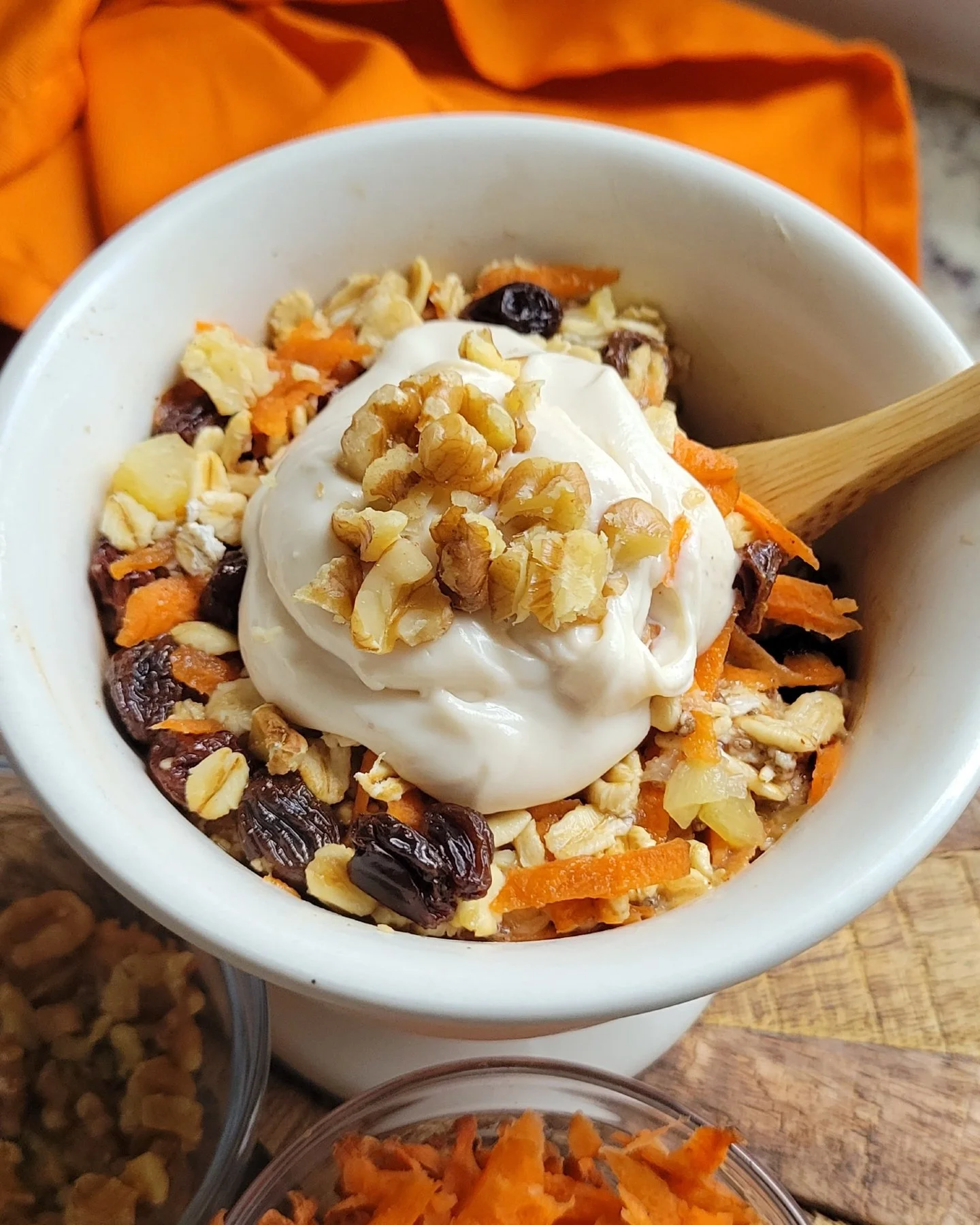 All the cozy flavors of carrot cake, but make it breakfast. 🥕✨
These carrot cake overnight oats are sweet, spiced, and perfect for chilly autumn mornings. Loaded with shredded carrot, raisins, crushed pineapple, and topped with creamy yogurt + walnu