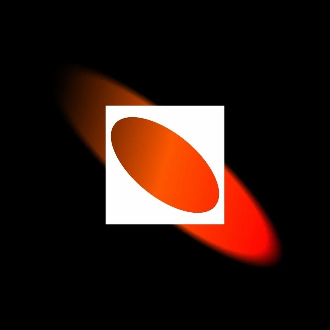 Logotipo branco sobre fundo preto com a palavra 'nîrandh' estilizada, e abaixo a frase 'Marketing Digital e Consultoria'.