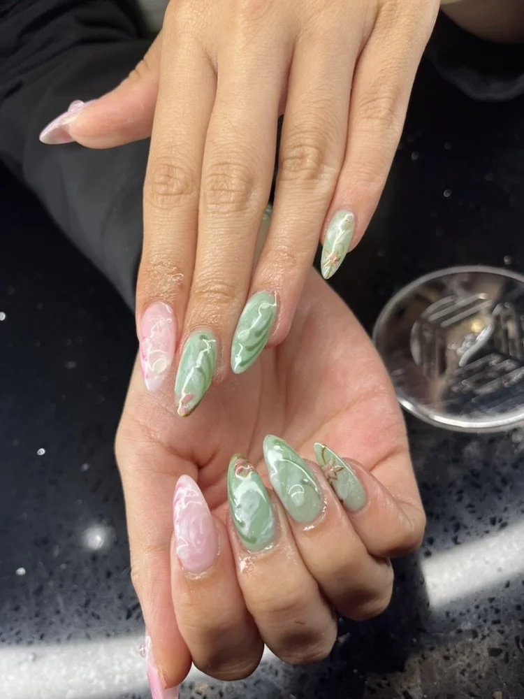 Cecilian nail art: Pastel pink and green marble with gold accents