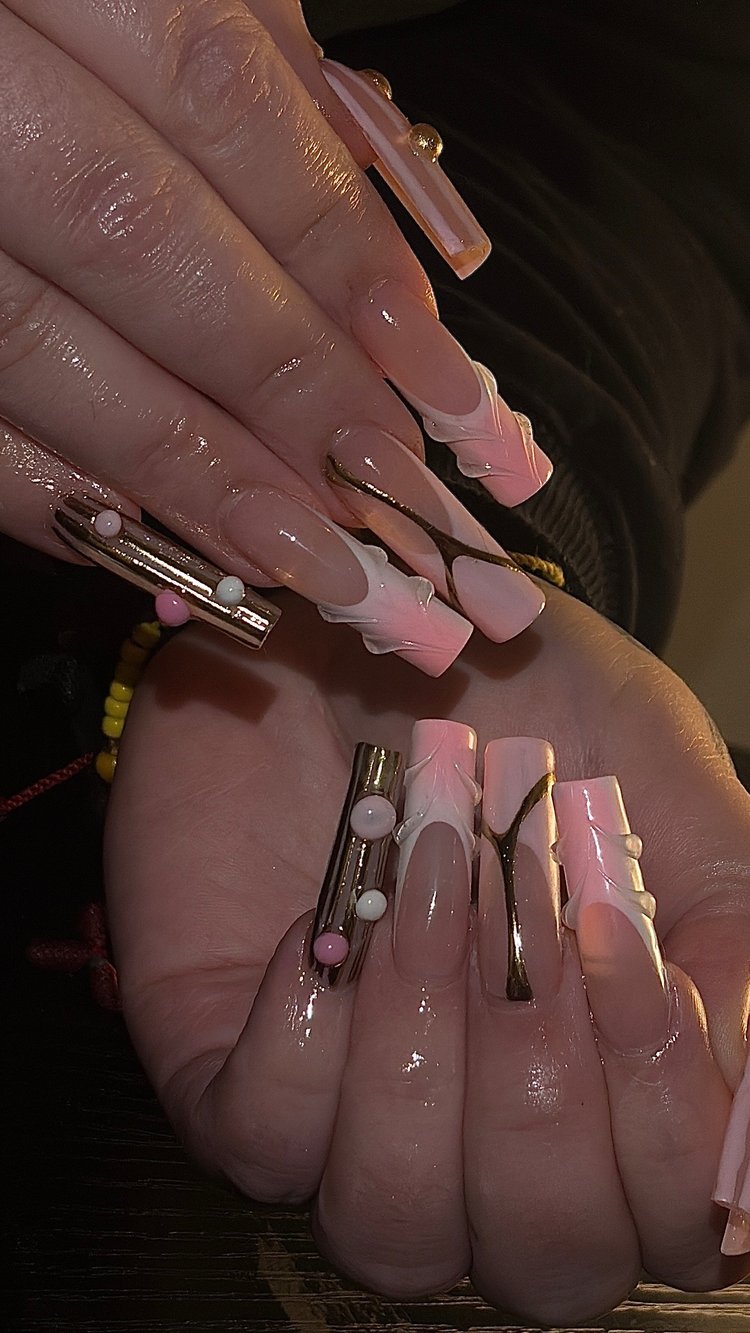 Reina nail art: Long painted nails with pink and white beads