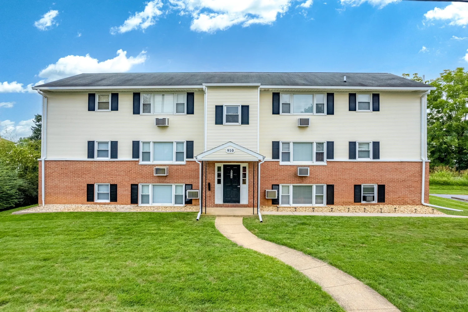 Apartment community exterior photographed by Visual Destinations