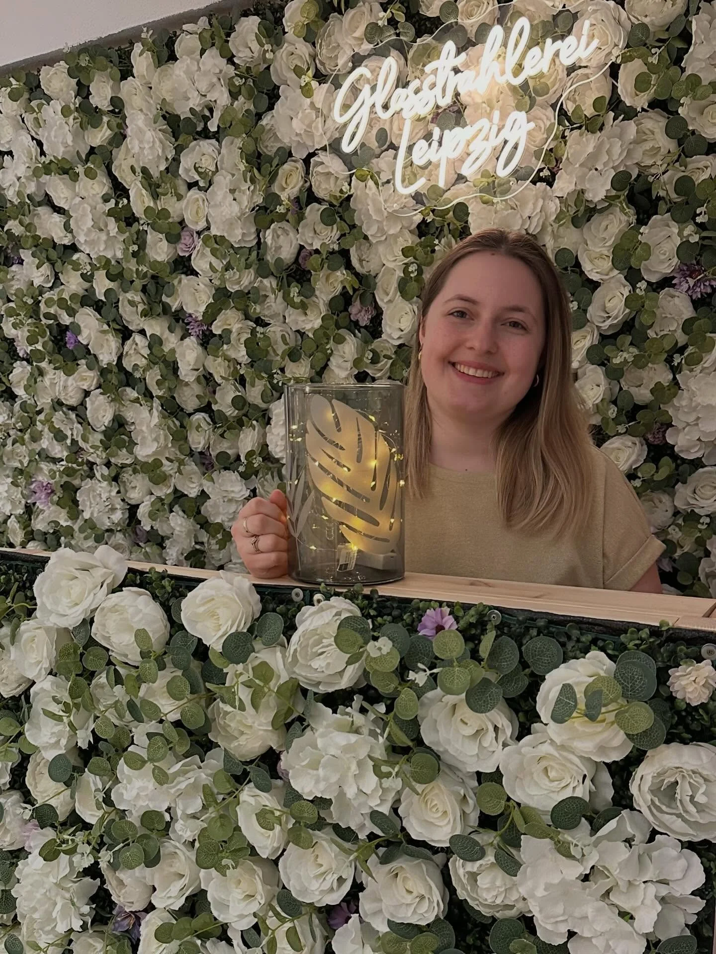 Hallo, ich bin Denise &ndash; und das hier bin ich in meinem Element. 🌸✨
Ich bin die Gr&uuml;nderin der Glasstrahlerei Leipzig zerbrechlich Sch&ouml;n und mein gr&ouml;&szlig;ter Antrieb ist es, euch und eure Liebsten mit wundersch&ouml;nen, individ