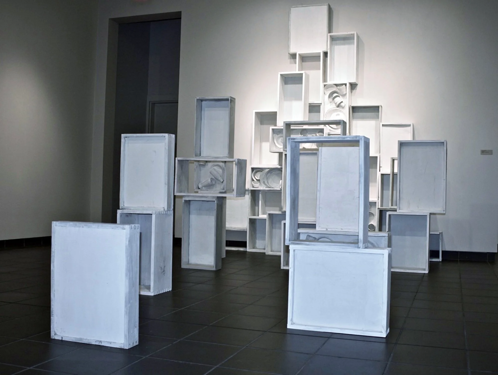 Standstill, variable, wood, plaster, earthenware, pickling stain, 2010