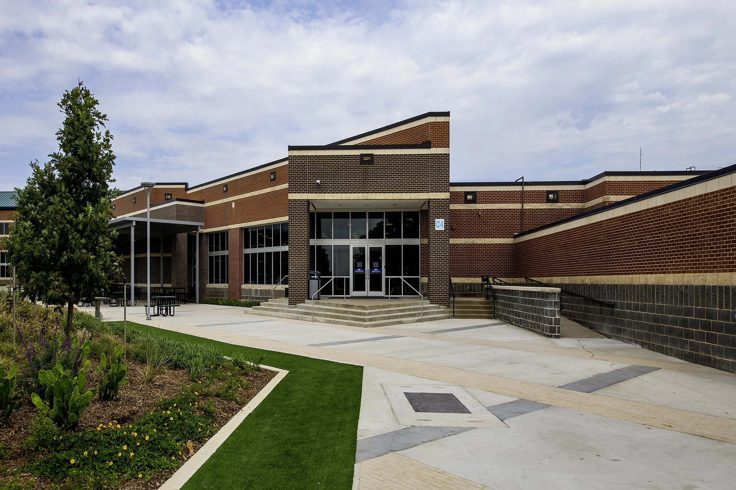 Birdville Courtyard - Lee Lewis