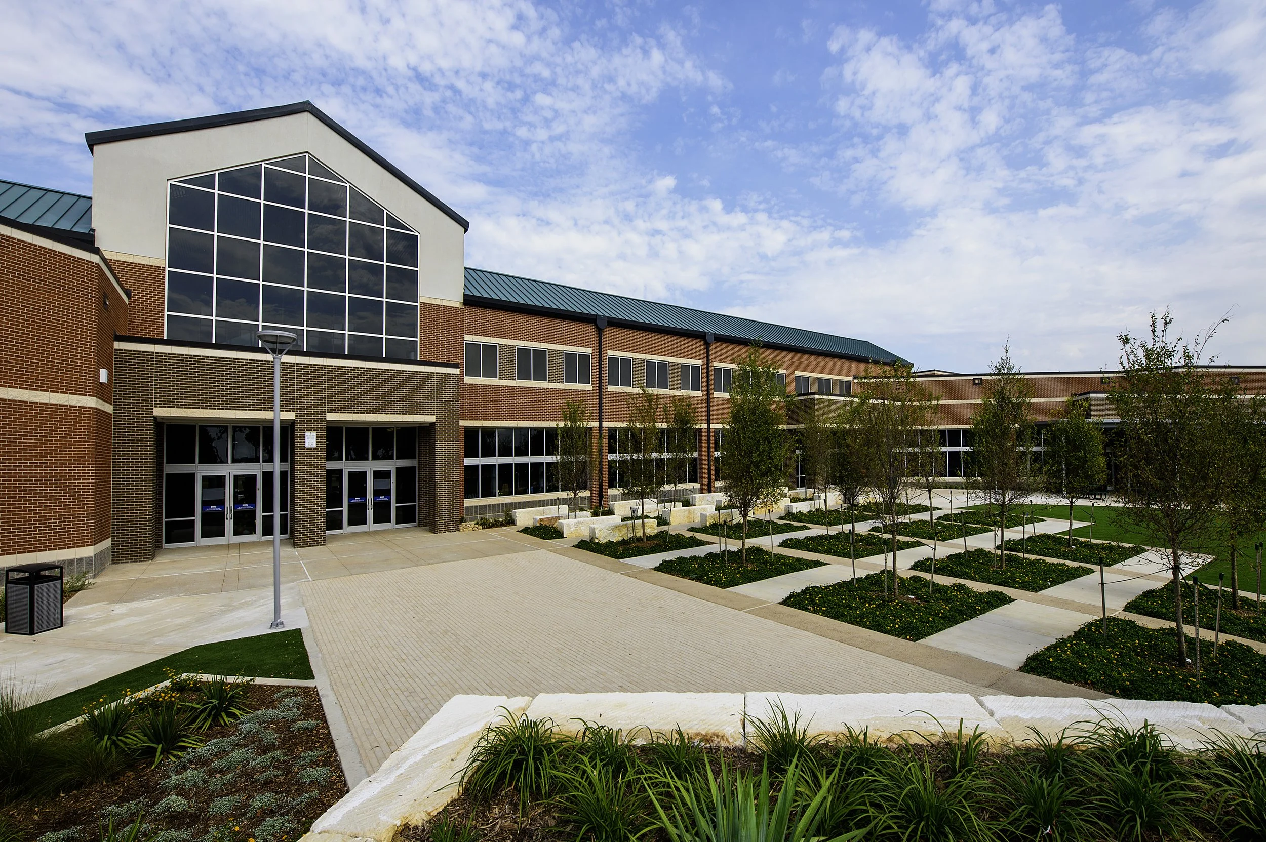 Birdville Courtyard - Lee Lewis