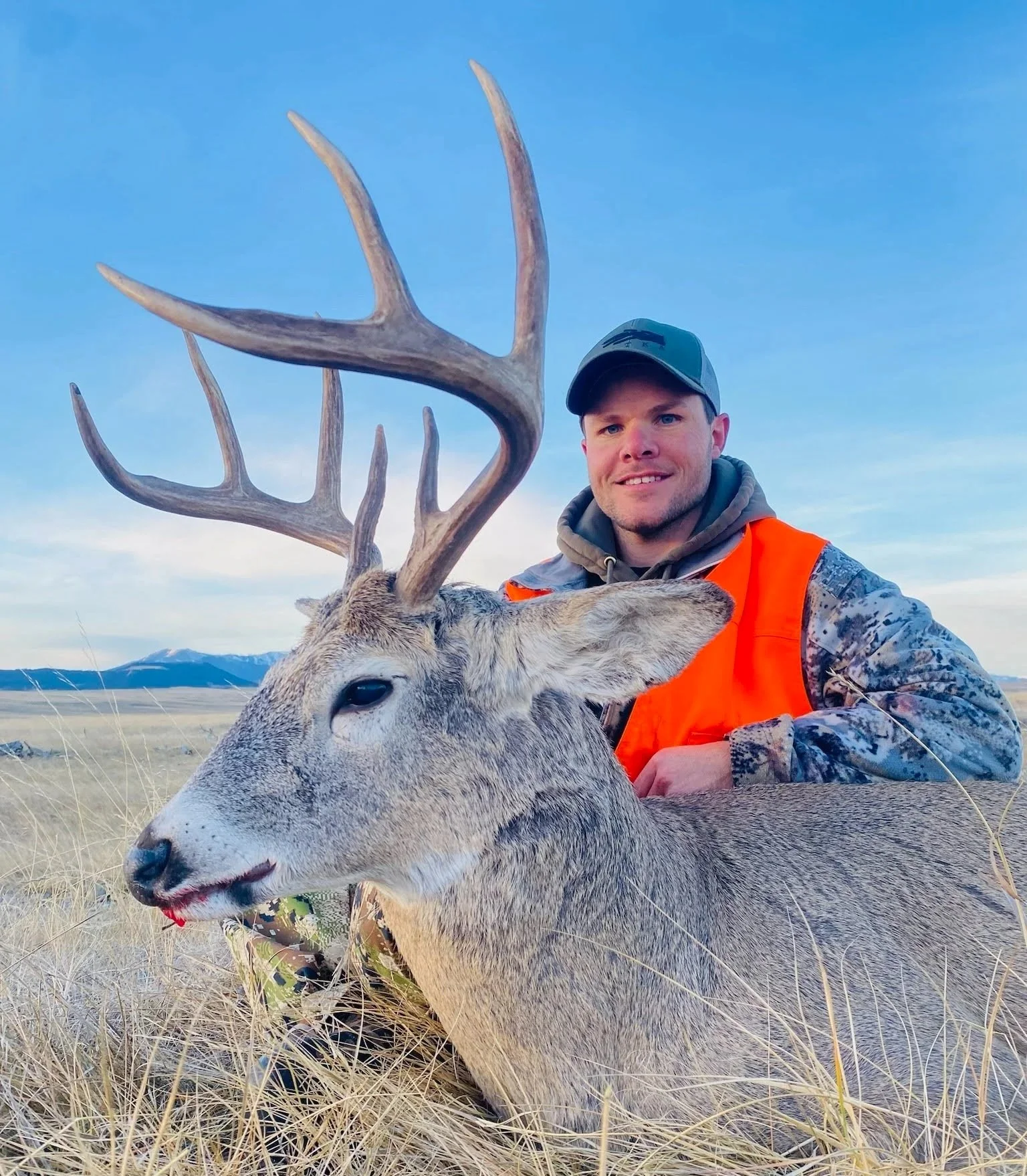 Fall and winter hunting in Montana for mule deer, whitetail deer and elk trophies with guides.