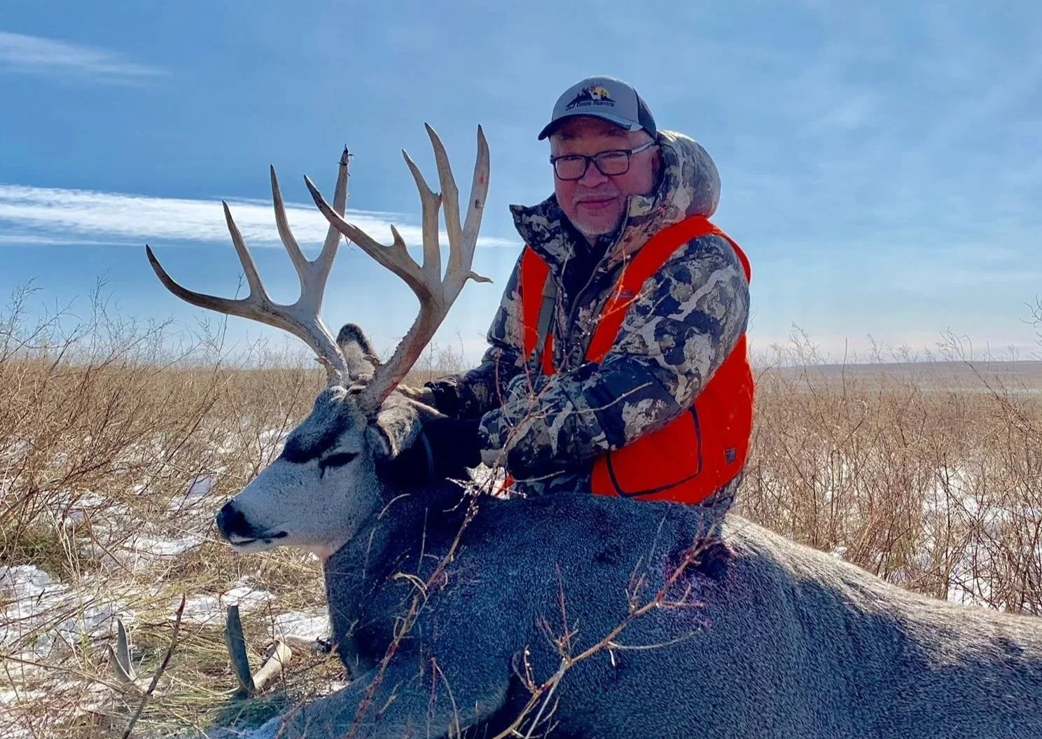 Huge rack mule deer and whitetail deer with guides in Montana hunt.