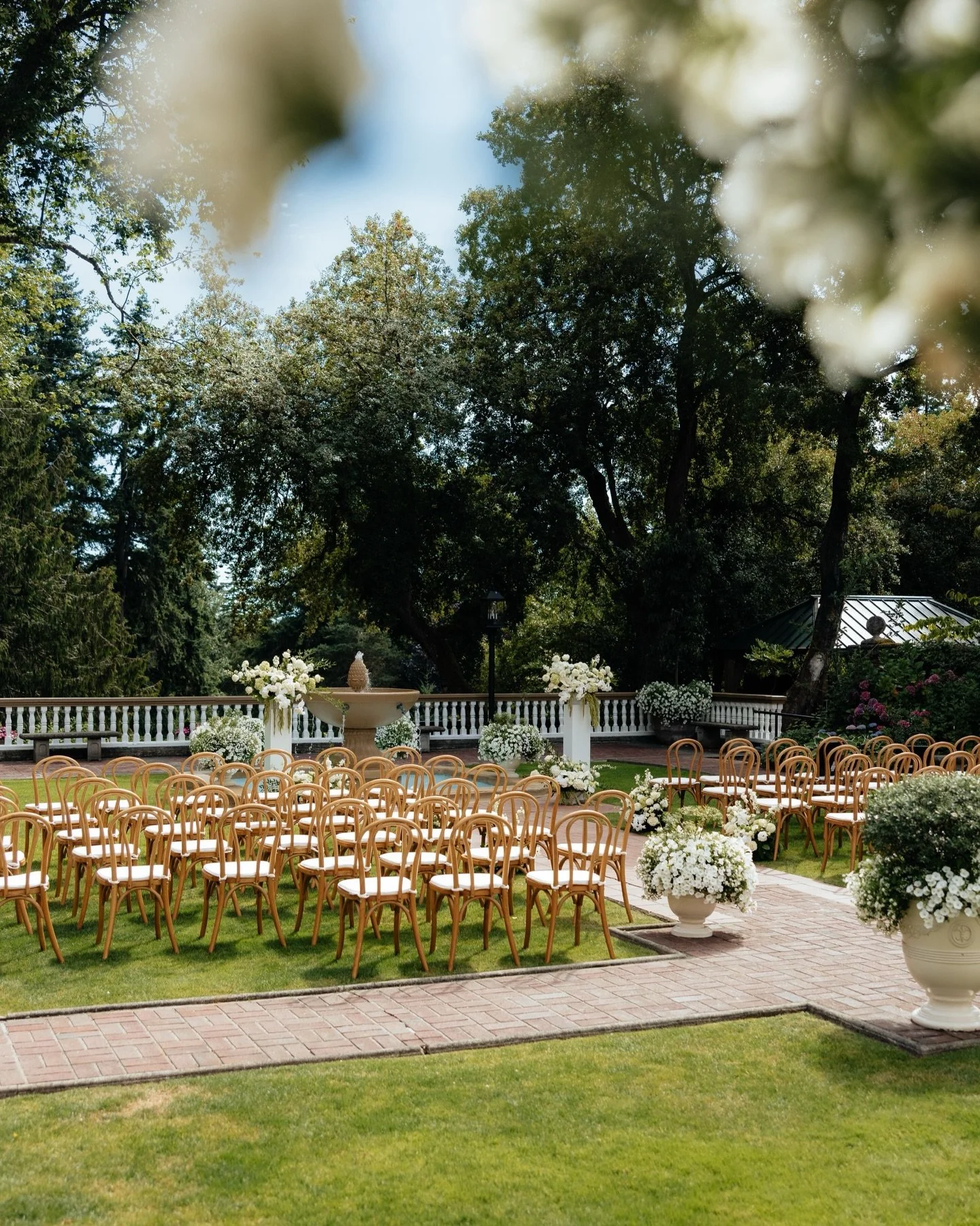 A moment for the ceremony 😍✨

Venue: @lairmontmanor 
Photo: @malloryjeanphotos 
Florals: @blooms.bybetsy 
Rentals: @elevatedrentals_ 
Hair + Makeup: @k.marina_beauty 
Dress: @justinalexander 
Bridal Store: @new.beginnings.bridal 
Bridesmaids Dresses