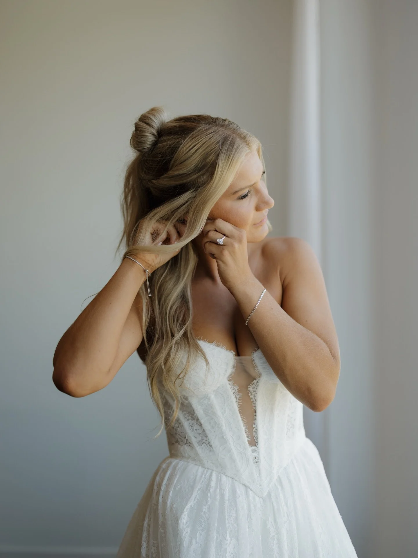 The morning with Mrs. Westman 💍✨💌

Photo: @malloryjeanphotos 
Second Shooter: @abbiekayphotography 
Venue: @hardscrabbleranch 
Hair and Makeup: @halledidmyhair 
Florals: @4daughtersfarmmt 
Bridal Store: @thewhitedressmt 
Men&rsquo;s Attire: The Sui