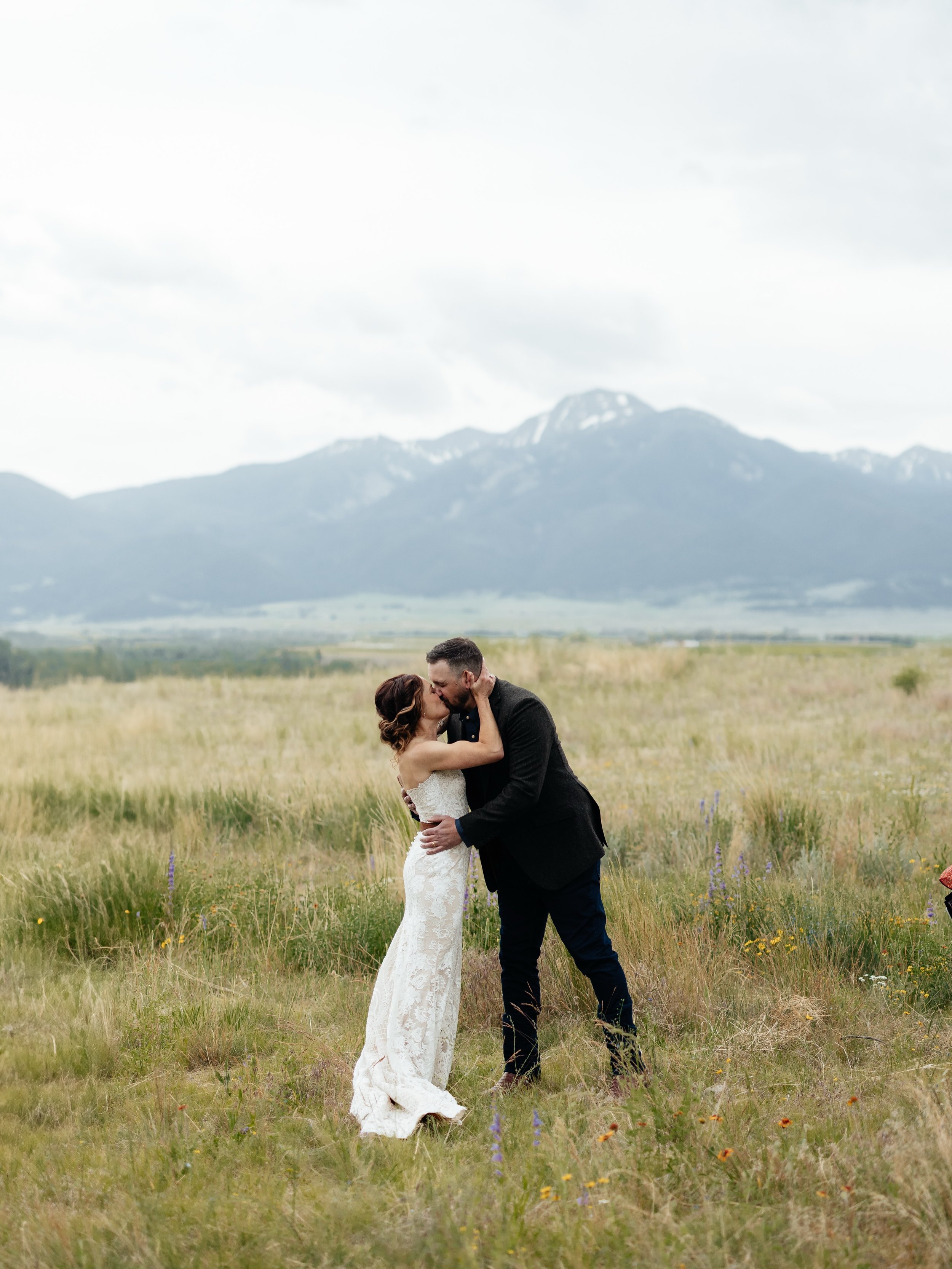 The perfect day celebrating Emily + EJ last summer 🥂&hearts;️ 

Surrounded by their closest friends and family these two tied the knot last June in Livingston!! Forever grateful I got to document this day!!

Photographer: @malloryjeanphotos 
Florist