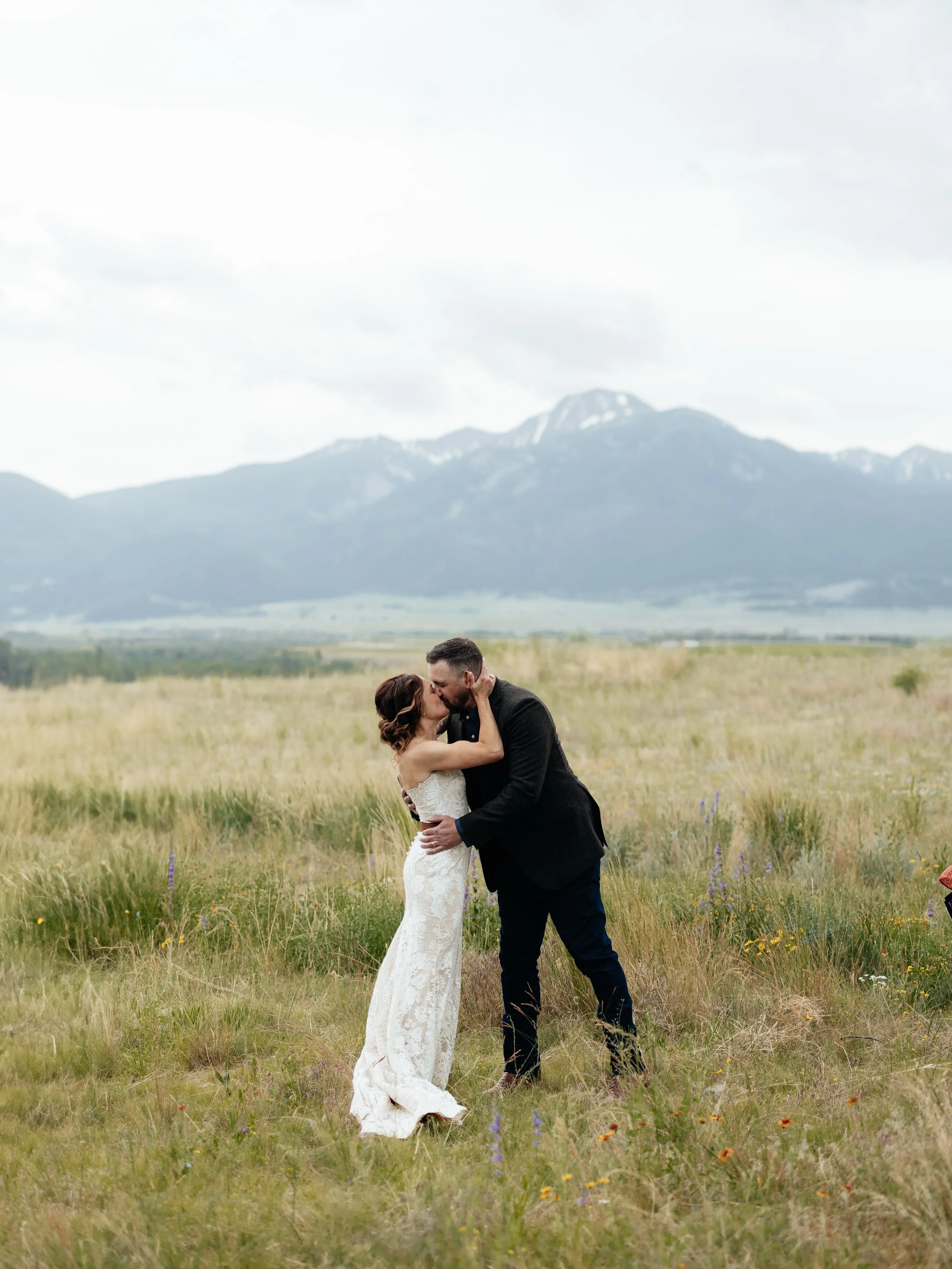 The perfect day celebrating Emily + EJ last summer 🥂&hearts;️ 

Surrounded by their closest friends and family these two tied the knot last June in Livingston!! Forever grateful I got to document this day!!

Photographer: @malloryjeanphotos 
Florist