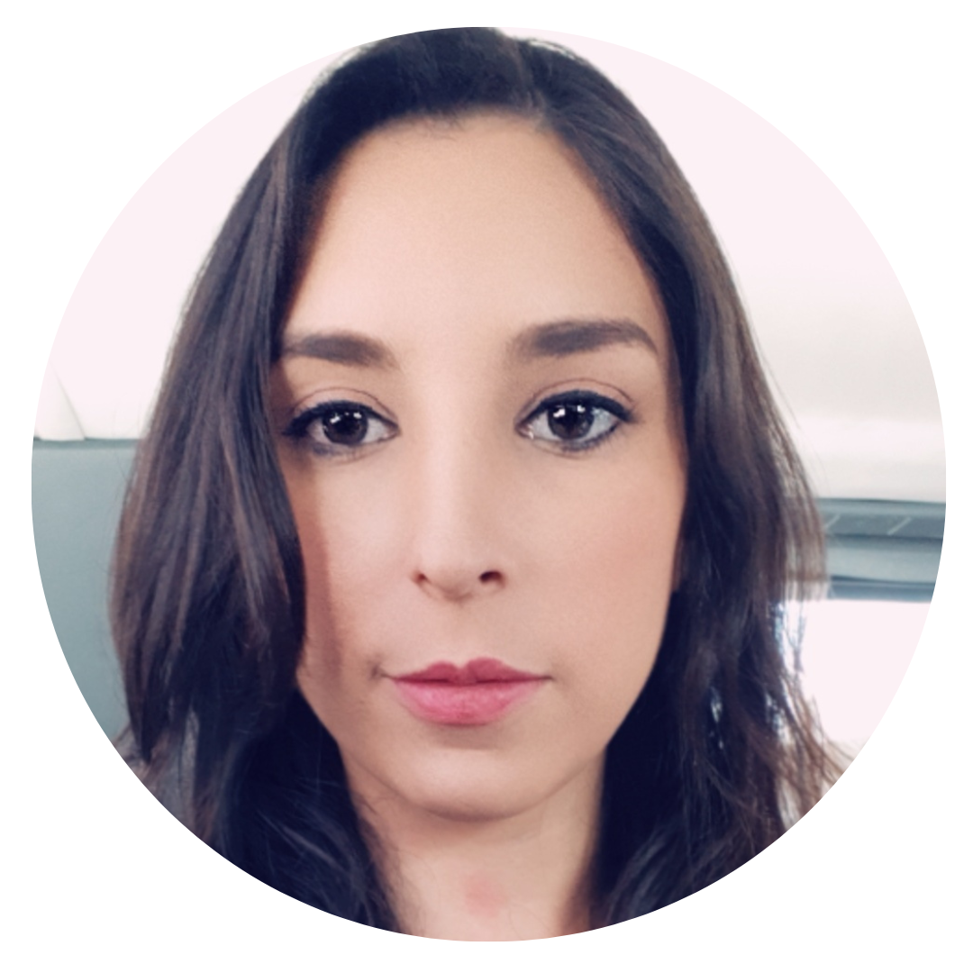 Retrato de una mujer con cabello largo y oscuro, en un entorno interior con fondo de tonos neutros.