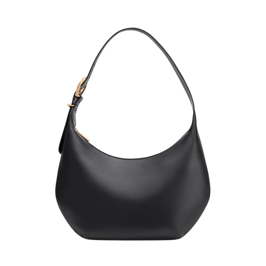 bolso negro al hombro
