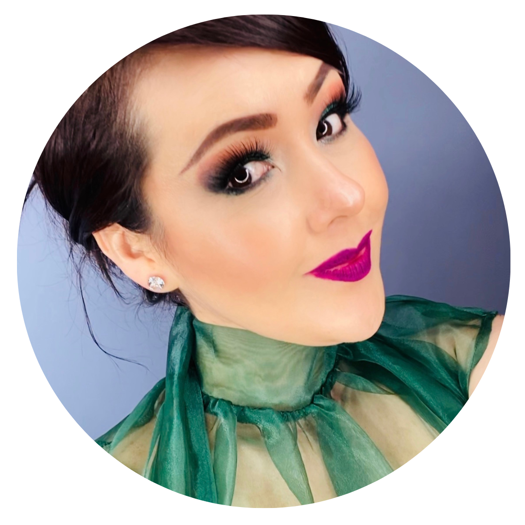 Retrato de una mujer con maquillaje llamativo, peinado oscuro y vestido verde, frente a fondo azul.
