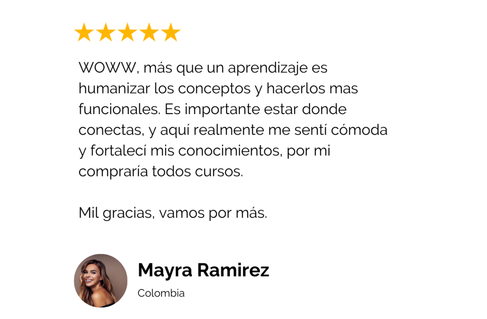 Testimonio con cinco estrellas doradas, texto en español que expresa satisfacción con un producto o servicio, y una fotografía de una mujer joven y sonriente, acompañada del nombre Mayra Ramírez y que indica que es de Colombia.