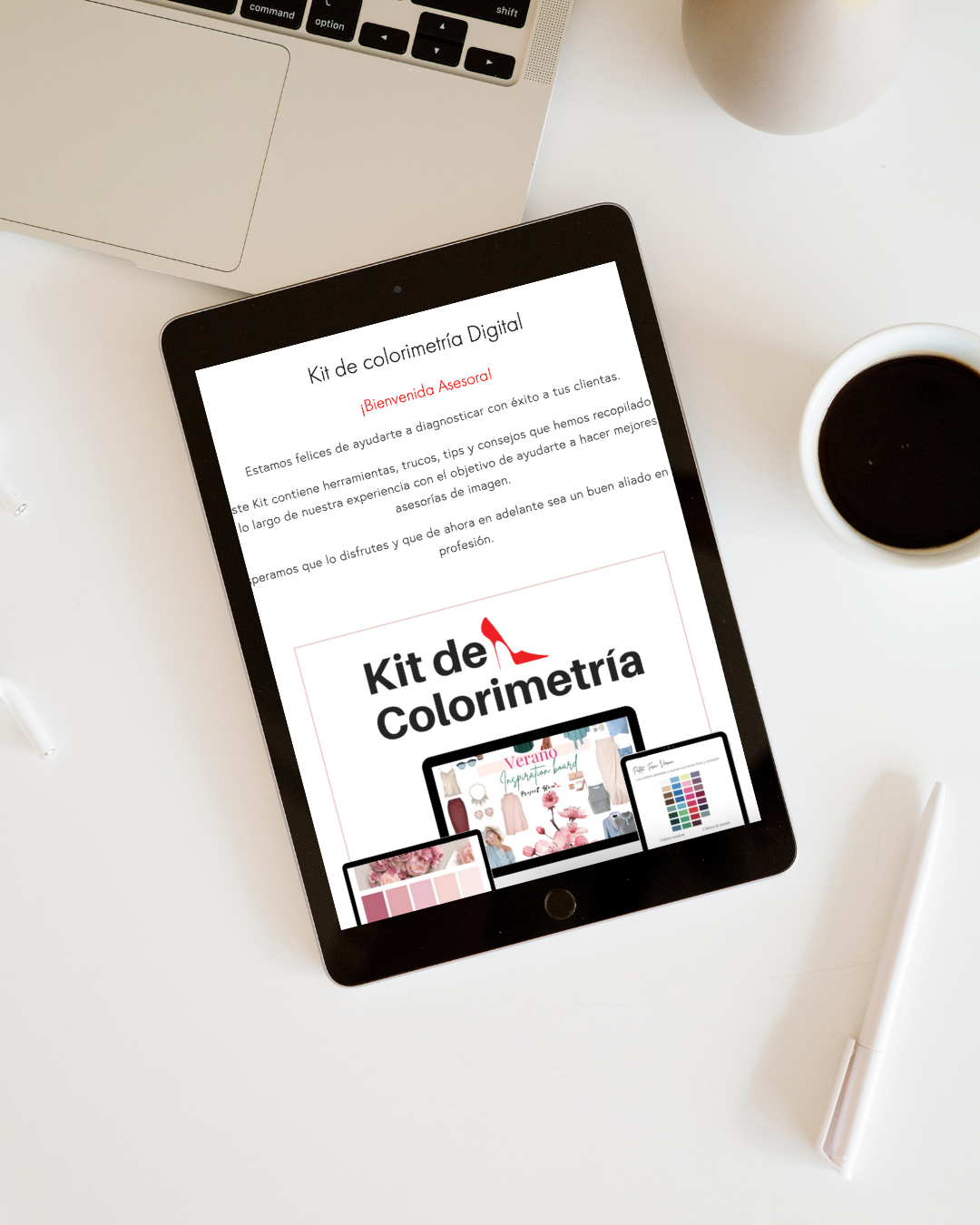 Pantalla de tableta con un documento titulado Kit de colorimetría digital, rodeada de una taza de café, un cuaderno y bolígrafo blancas, sobre una mesa blanca.