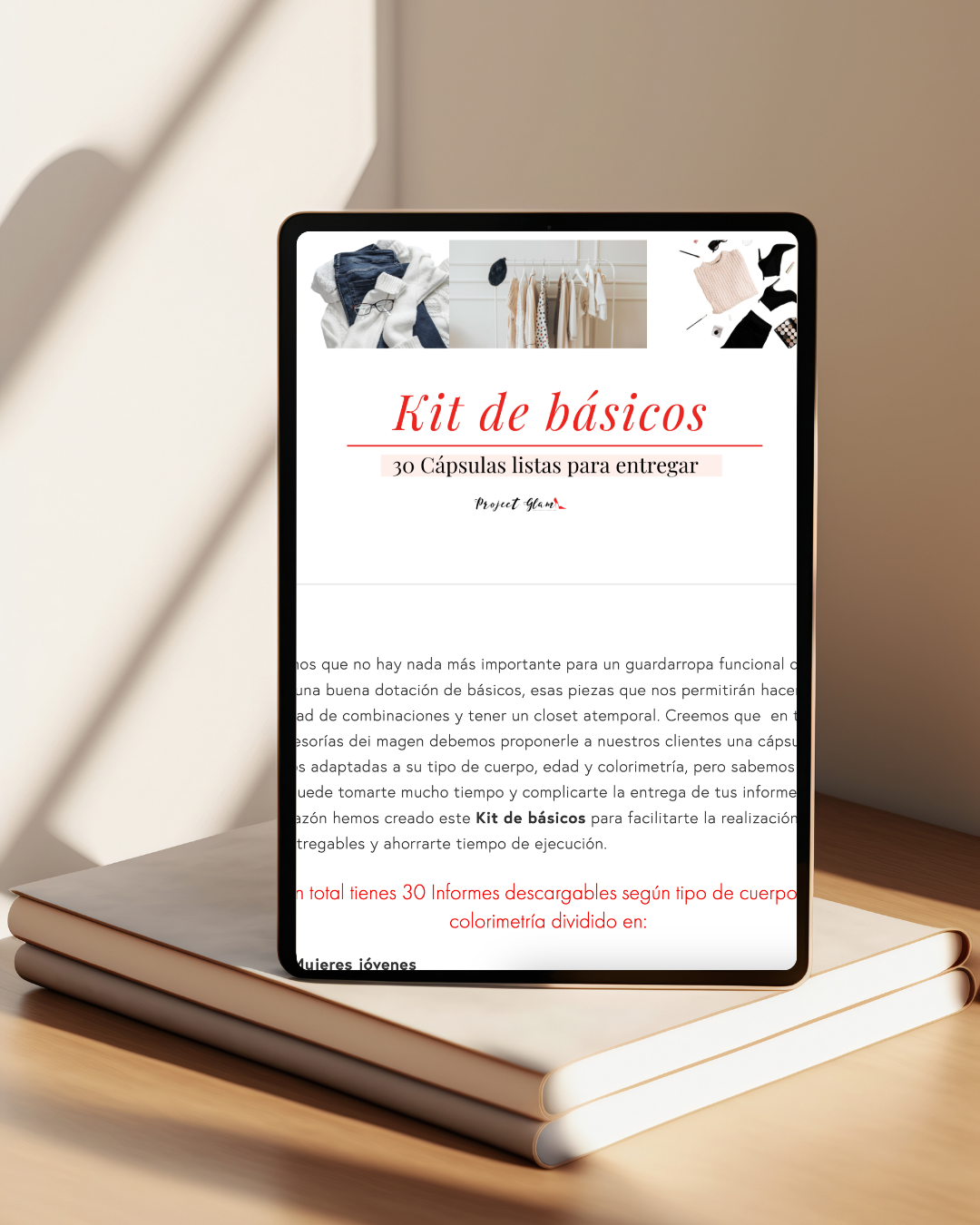 Página de un folleto digital sobre un kit de básicos para guardarropa, con imágenes de ropa y accesorios, y texto en español que describe las cápsulas de listas para entregar.