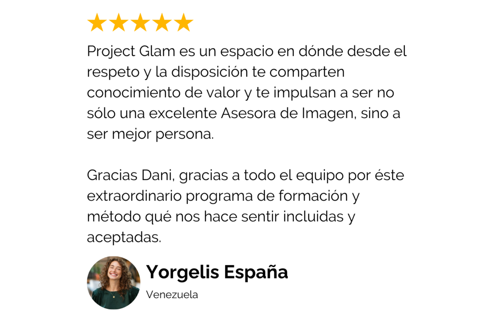 Testimonio de Yorgelis España, de Venezuela, con cinco estrellas doradas en la parte superior, borde redondeado con su foto circular en la parte inferior izquierda. El texto expresa su gratitud hacia Dani y el equipo por un programa de formación extraordinario, y describe a Project Glam como un espacio de respeto, disposición, valor y crecimiento personal.