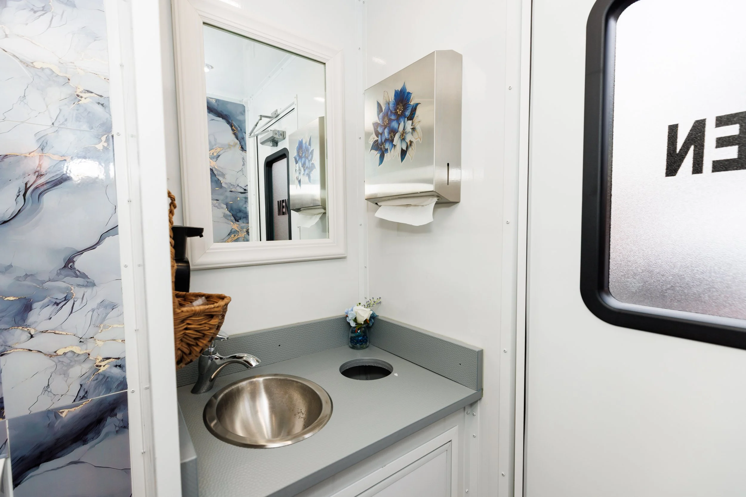 TheFrontier Int Men 3 Pic.JPG