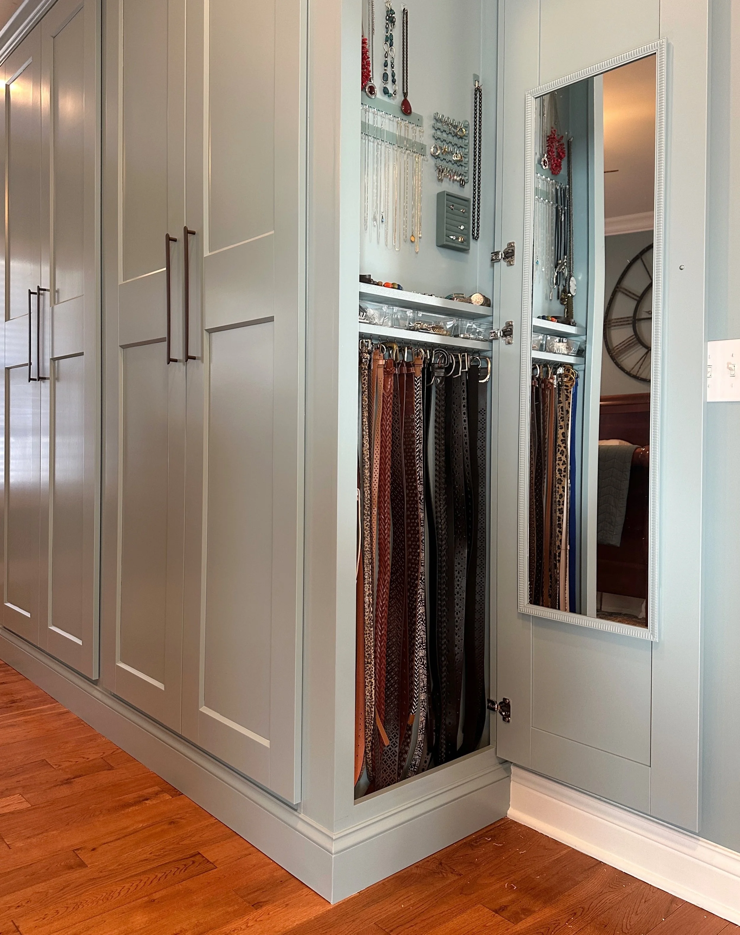 Custom wardrobe with end storage for jewelry and accessories.
@task37 

DM to discuss your projects