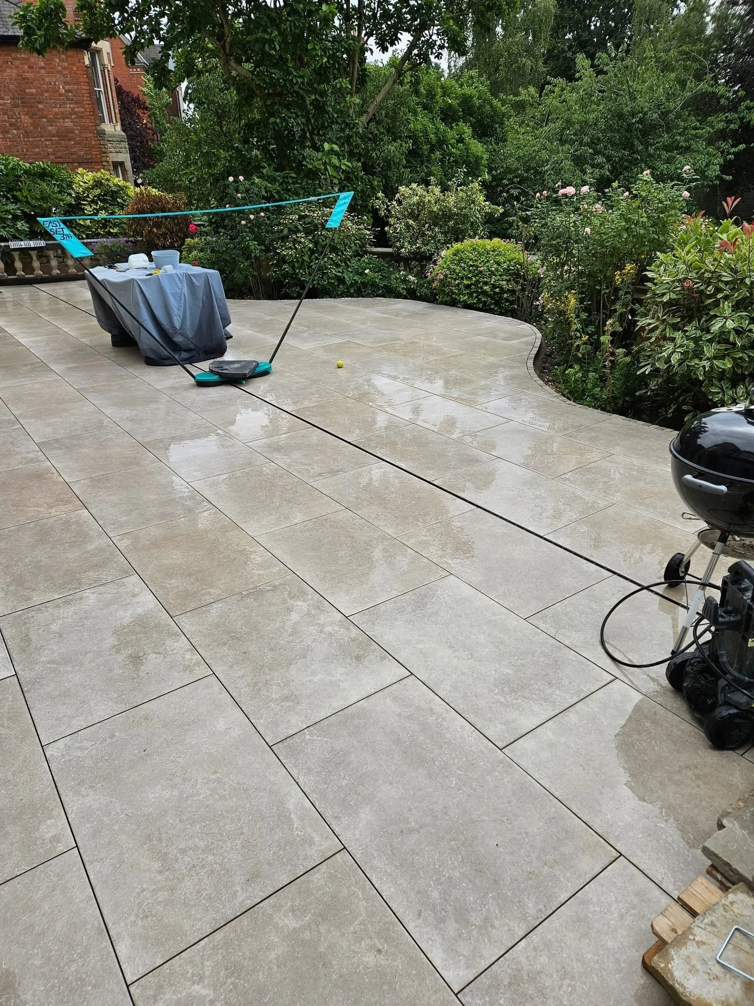 We’ve recently completed the first phase of a stunning garden renovation in Nottingham, overcoming some unique site challenges to deliver a high-end finish.
We installed 100m² of Solaro Taupe Porcelain, creating a clean, contemporary surface, Constru