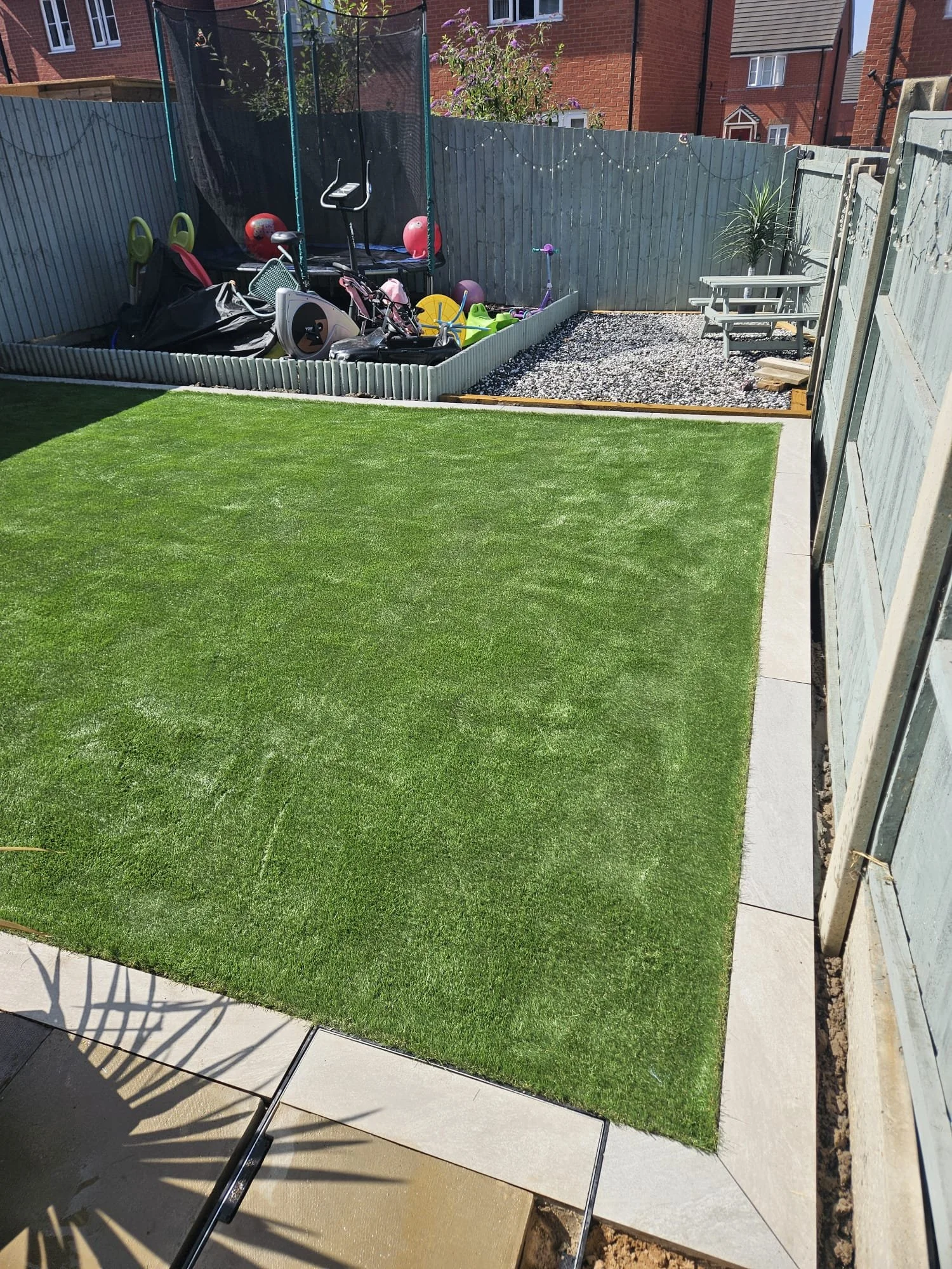 This small garden makeover features a small Hampden artificial grass space with a grey porcelain border. Perfect for our client who wanted an easy to maintain space for their children to safely play all year round. 