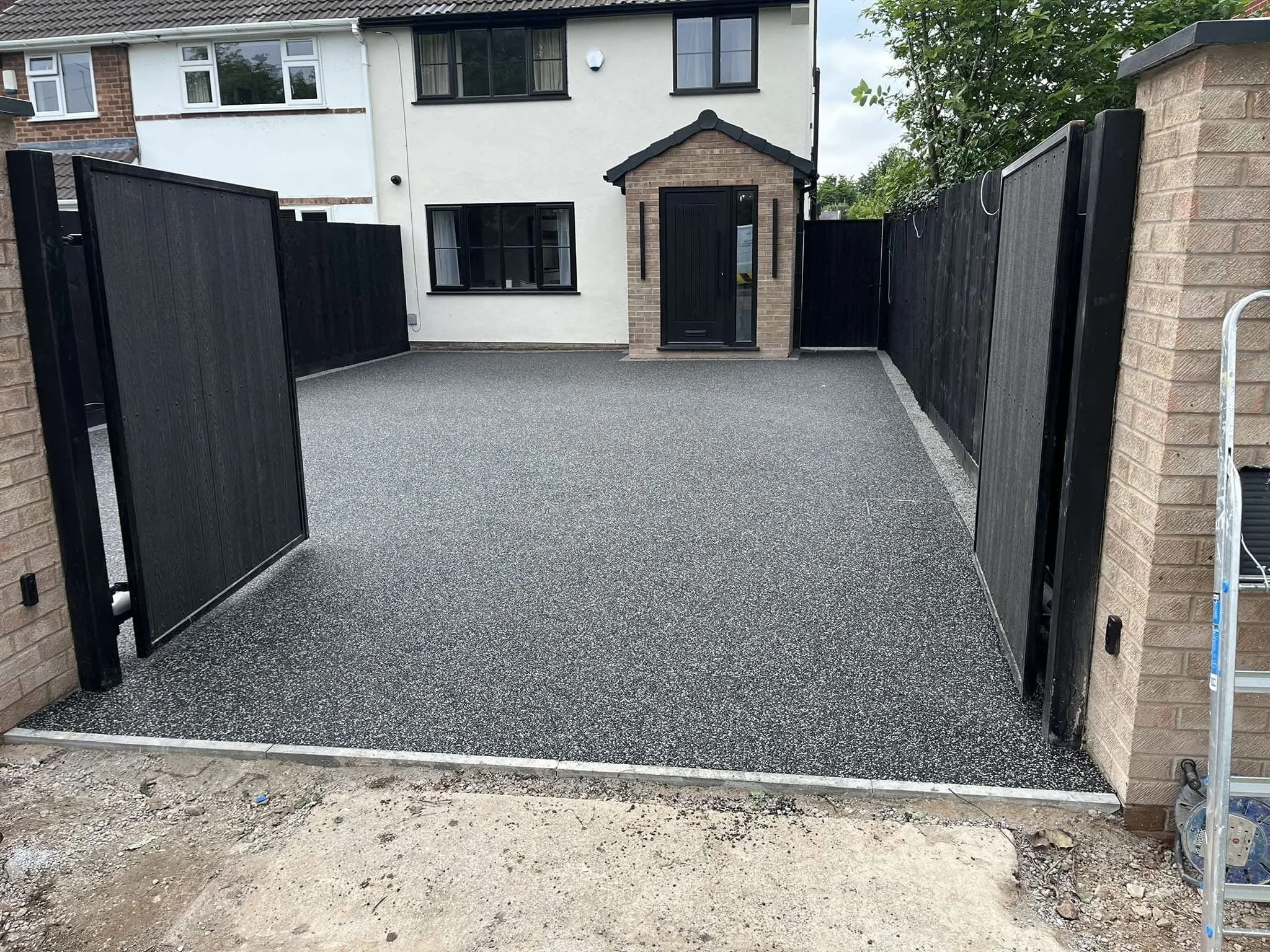 We recently completed a stunning resin-bound driveway in partnership with ‘LB Landscaping & Groundworks’.
The project features Polaris as the main surface colour, perfectly complemented by a Moonshadow border, creating a sleek, modern look with excel