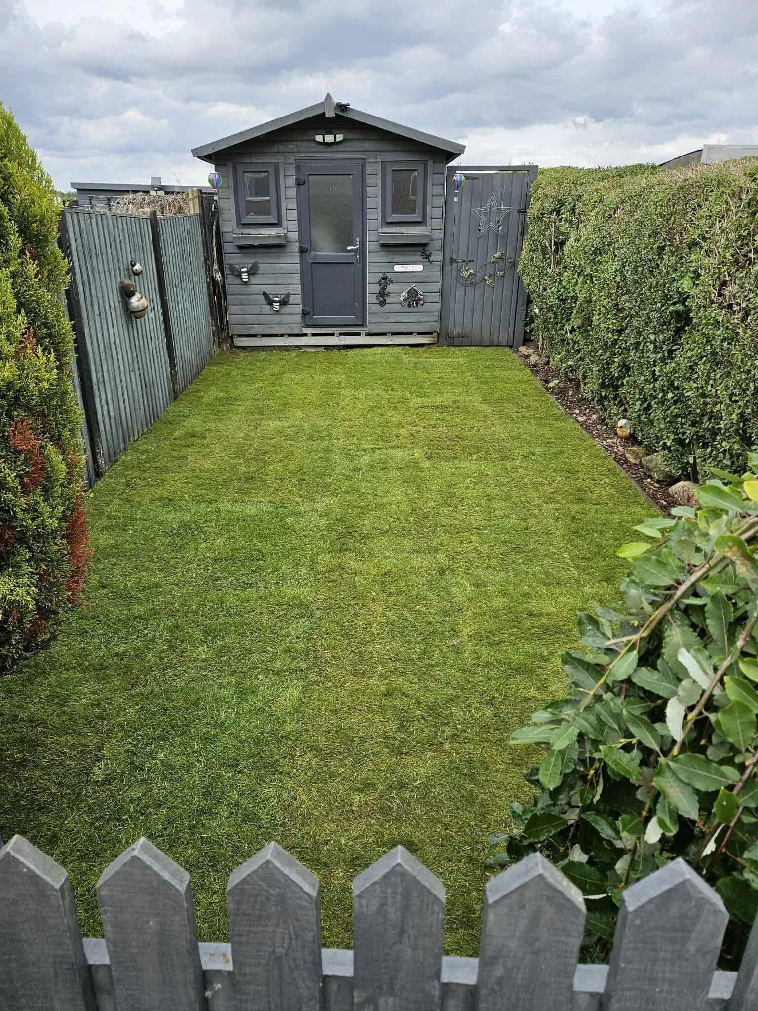 Our customer’s garden had become dusty and muddy due to hot weather and pets, making it difficult to enjoy the space. We revitalized the area by laying fresh turf, instantly creating a lush, green lawn just in time for the rainy season. The result is