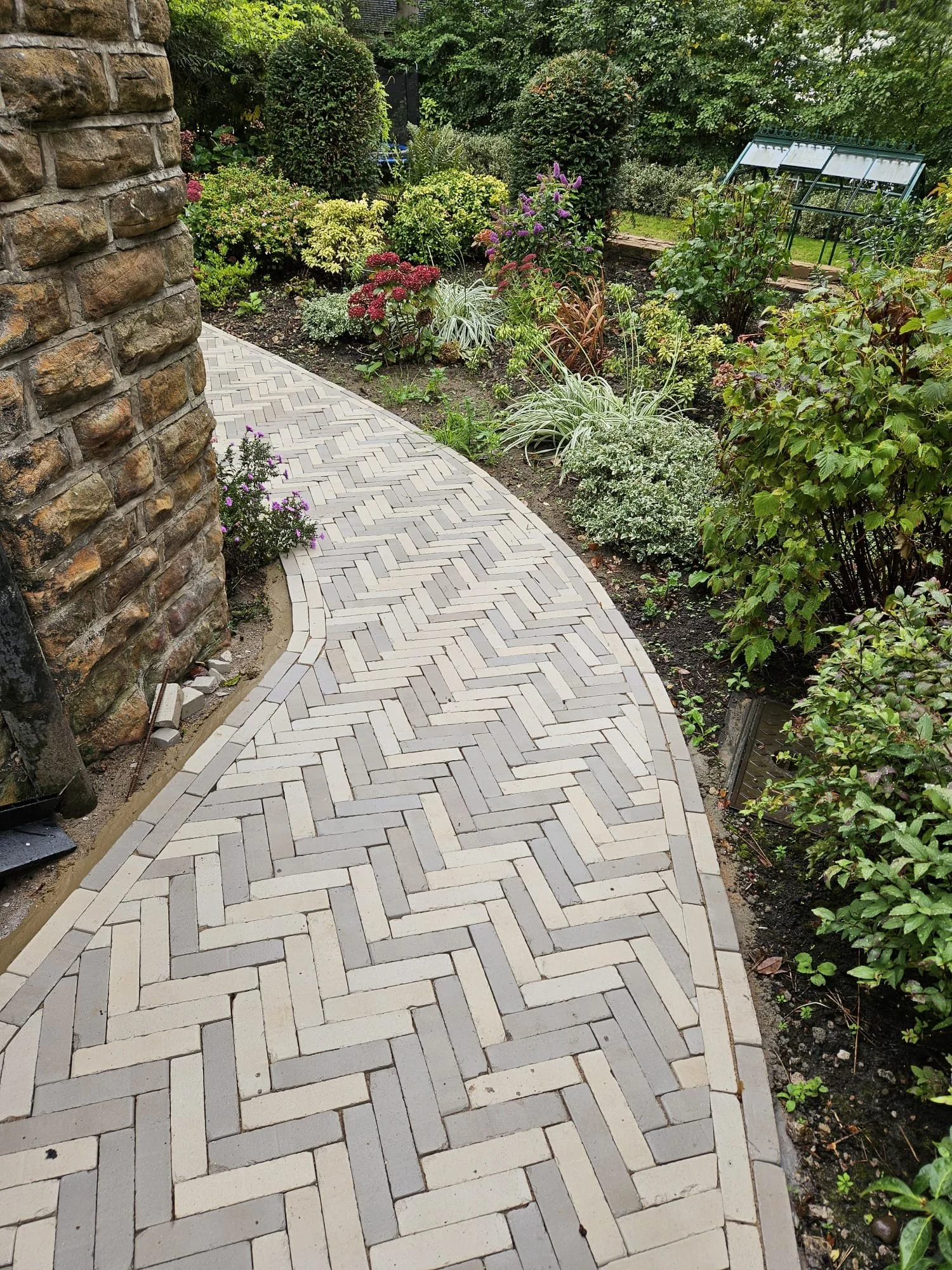 The S&E team laid a 60m2 walkway using pavestone ivory slimsetts, laid in a 45 degree herringbone pattern. The finish this gave the garden was beautiful.