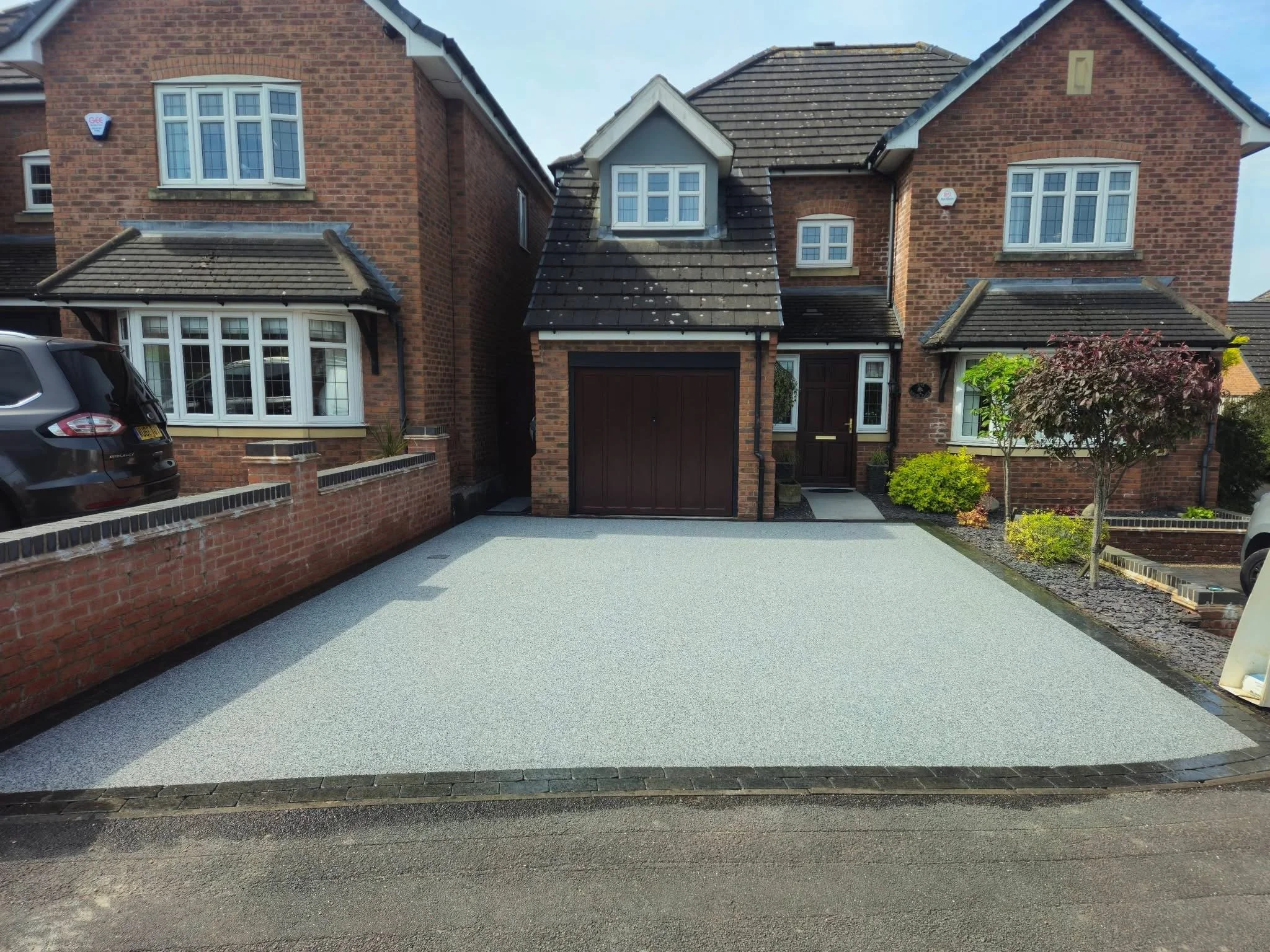 We transformed a tired looking drive by laying a 50m2 resin bound driveway, finished in Vuba Chemicals’ Valentini for a simple, low maintenance driveway, perfect for an older couple.