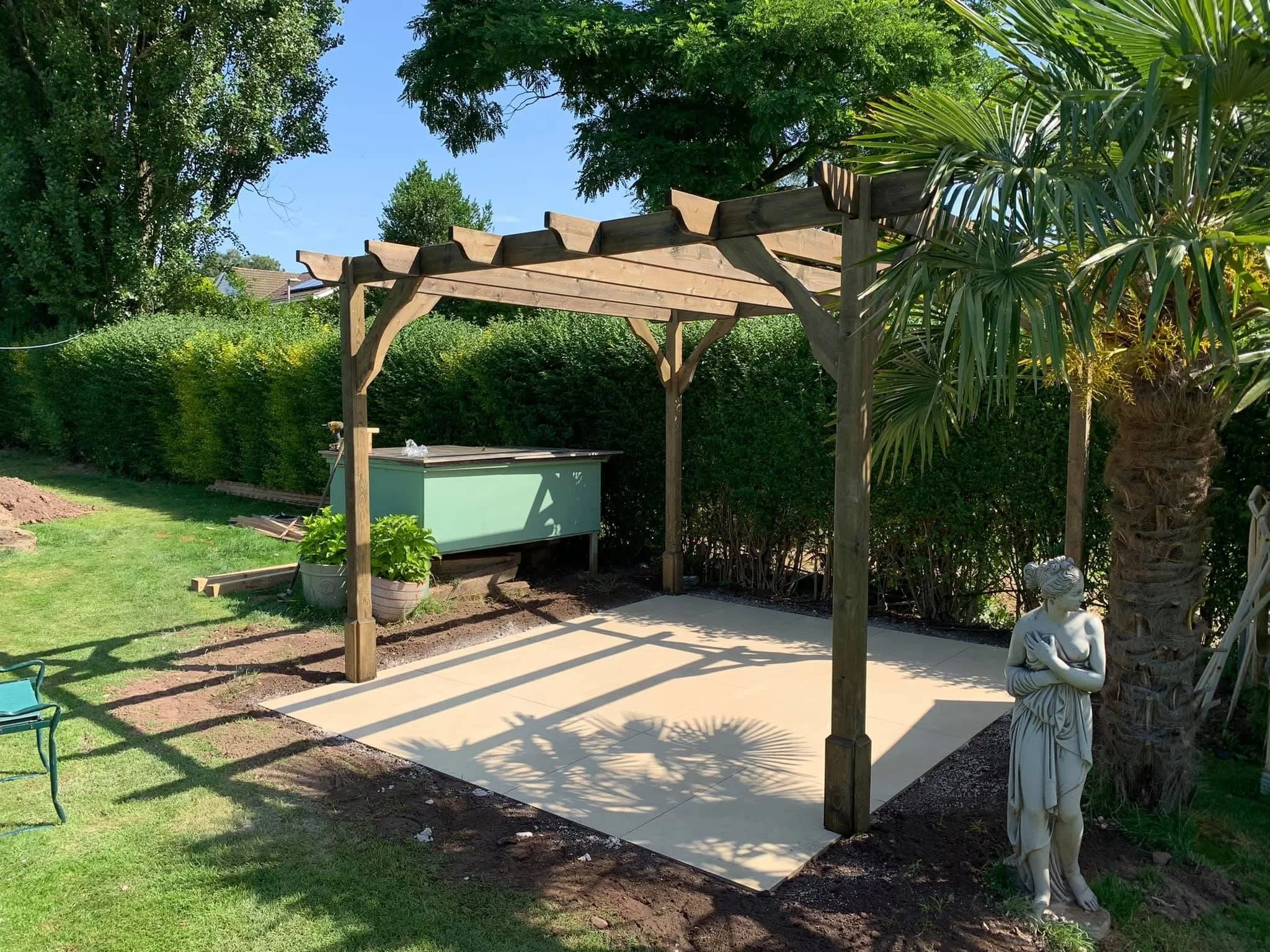 We constructed this 3m x 3m pre-fabricated pergola, creating a stylish and functional outdoor feature. The base is finished with 600x900 Salted Crema porcelain tiles, offering a modern and durable surface. To ensure a long-lasting, low-maintenance fi