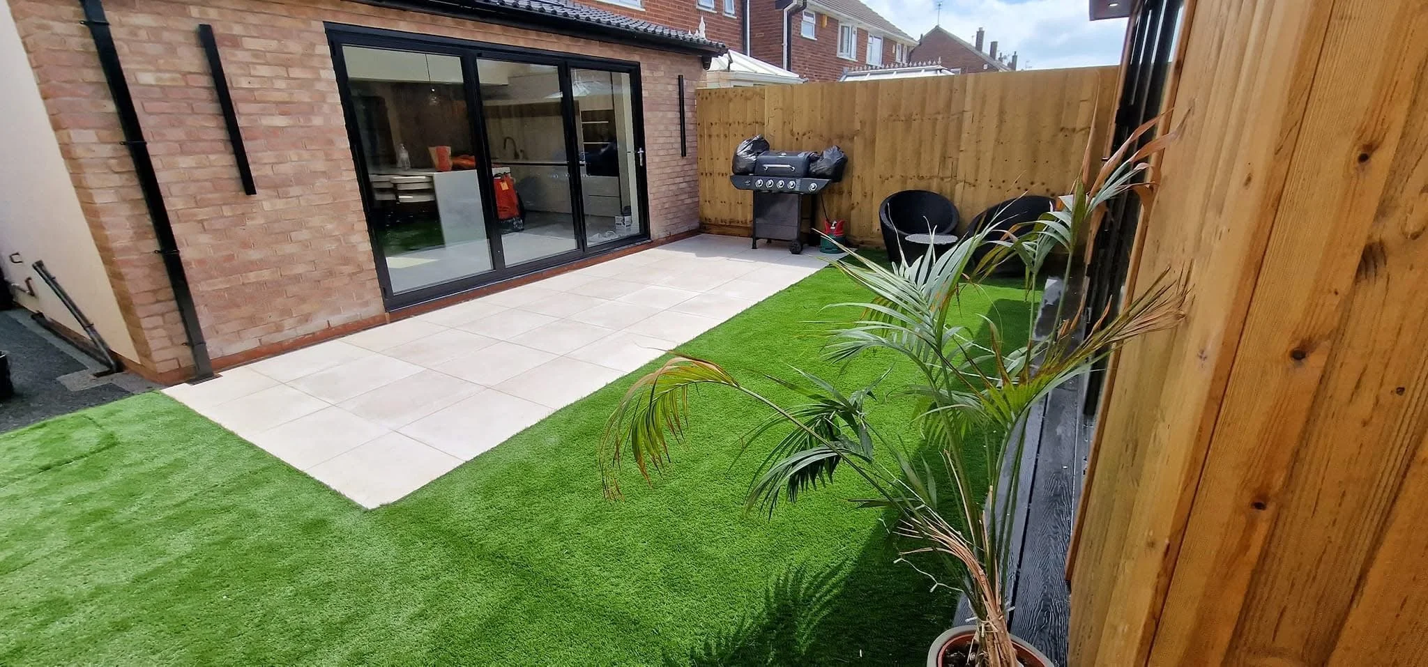 We’ve just completed a beautiful low-maintenance garden transformation in Nottingham, tailored to meet the client’s request for an easy-care outdoor space.
We laid Artificial Grass for a lush, green look all year round with zero mowing, installed Cre