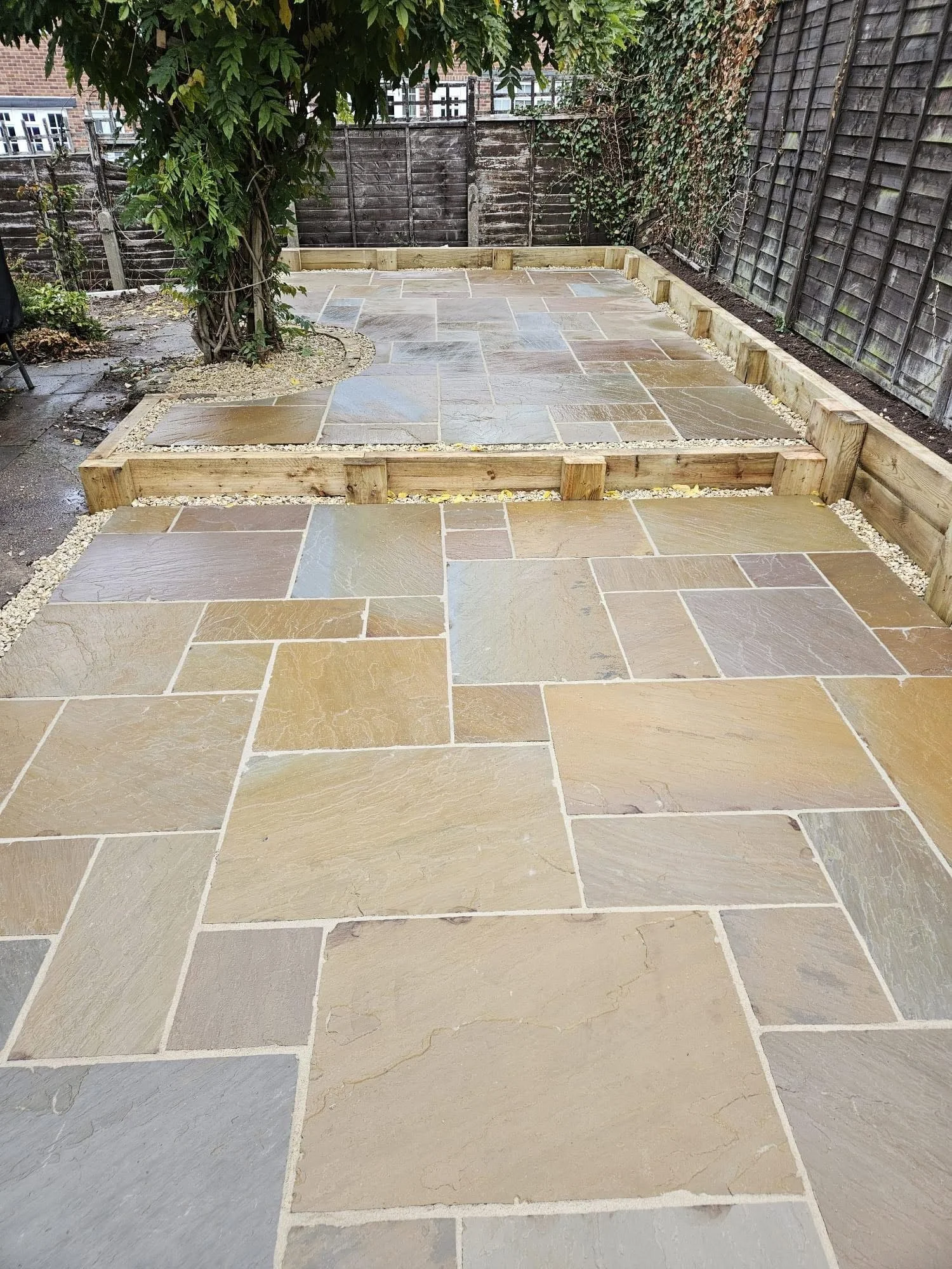 The S&E team laid 34m2 of Rippon Buff sandstone in mixed sizes, with sleeper borders to frame the space beautifully. We added depth to the garden by creating levelling and shapes into the area.