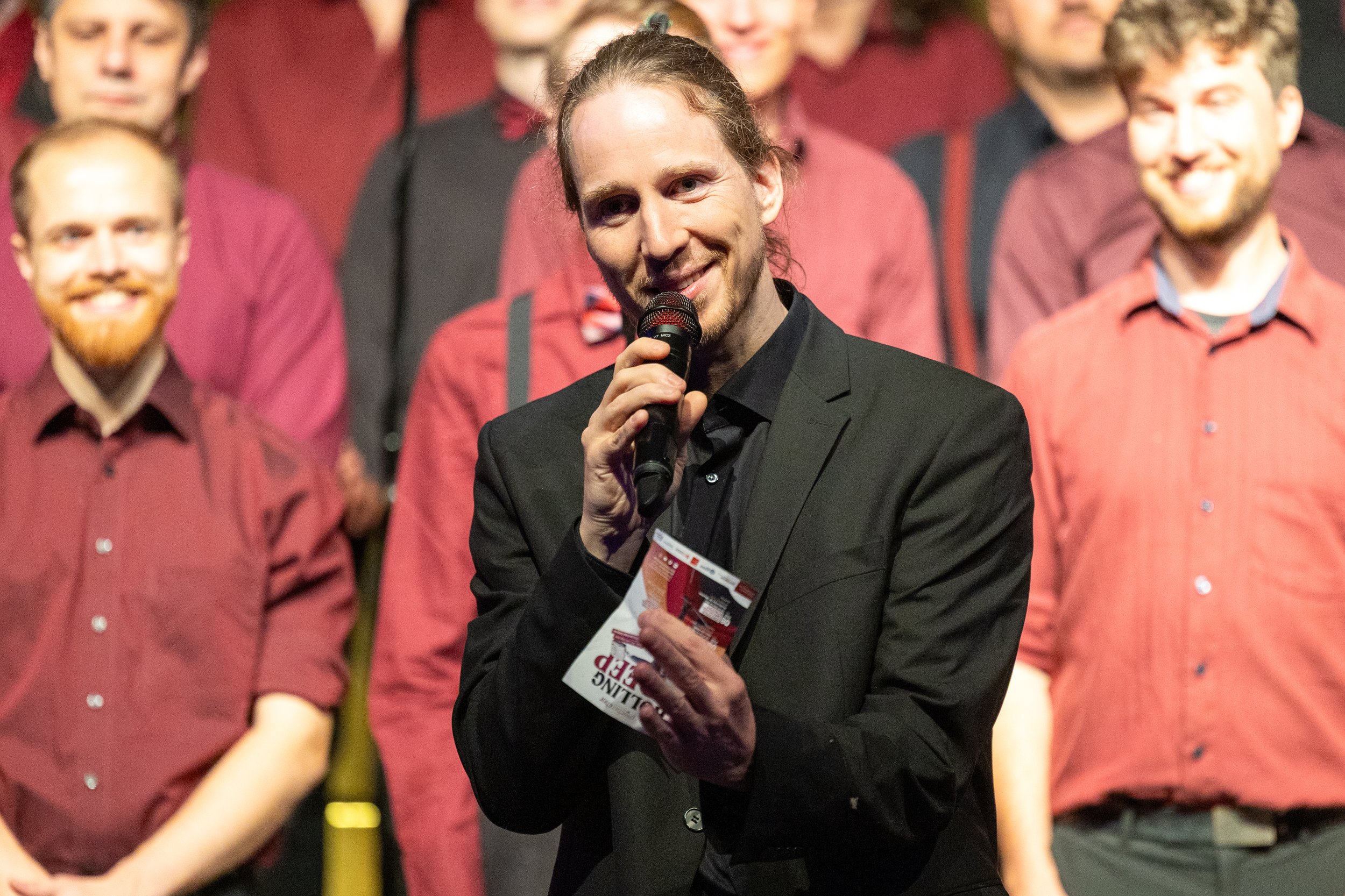 Chorleiter Maximilian Lörzer  (Foto Ben Baumgarten JENPICTURES).jpg