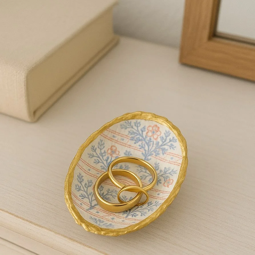 Because your rings deserve better than the bathroom counter. 

These little oyster beauties are sustainably sourced, hand-deoupaged, and glam&rsquo;d up with a gold trim&mdash;perfect for holding your sparkle (and showing off your coastal style).

Bu