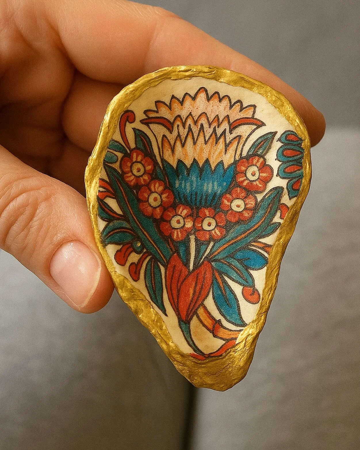 Fun fact: After applying the napkin design and sealing it, we give each shell a hand-painted gold trim for that extra pop. It&rsquo;s the detail that brings the whole piece to life! 

#sustainableart #CraftBehindTheScenes #oysterart