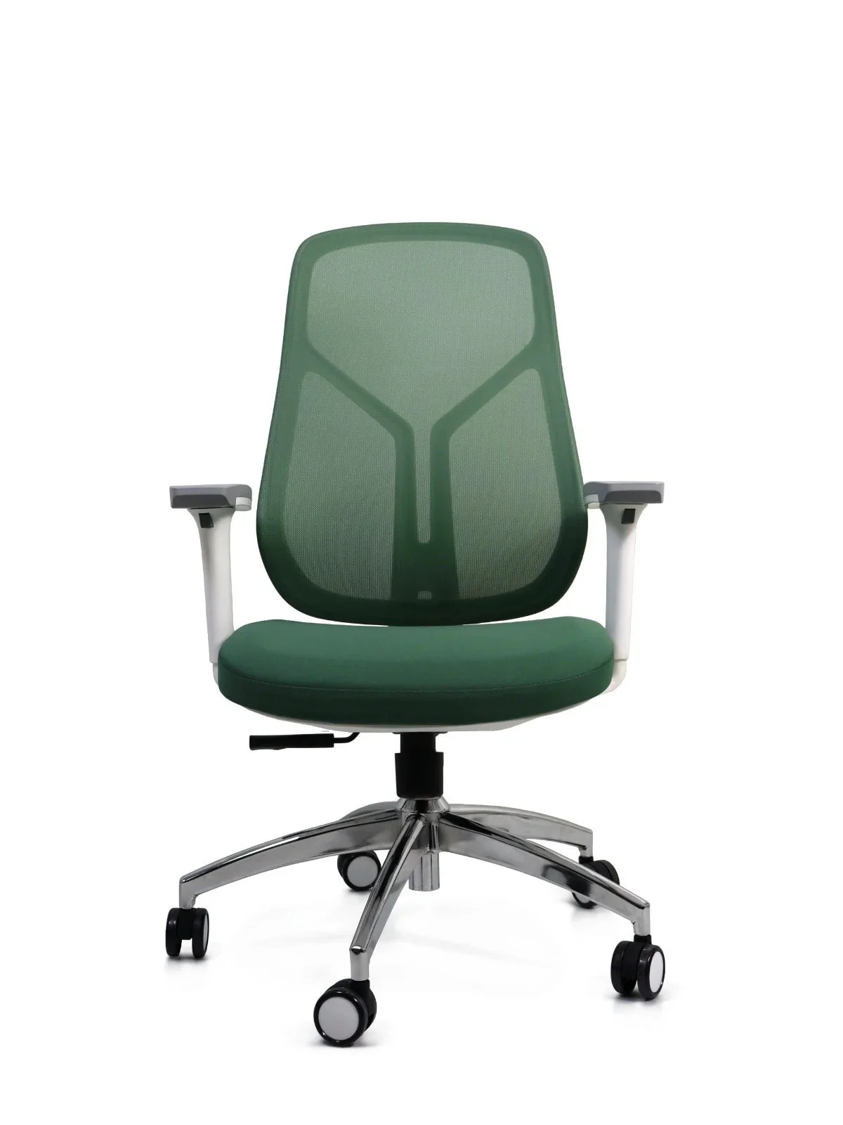 Silla de oficina con respaldo de malla verde y base metálica con ruedas.