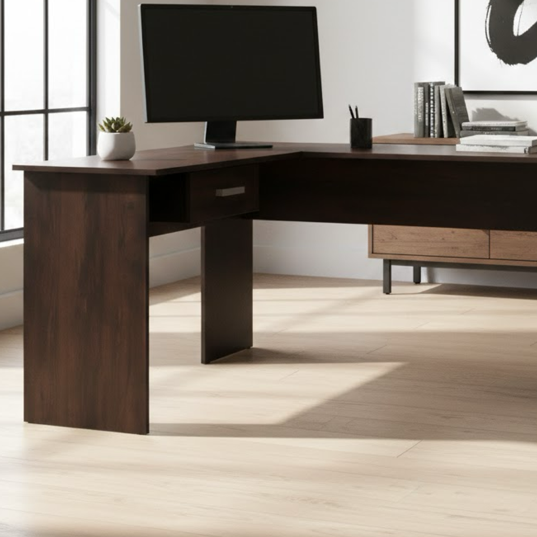 Silla de oficina con respaldo y asiento en color naranja, base metálica con ruedas, y brazo de soporte negro.