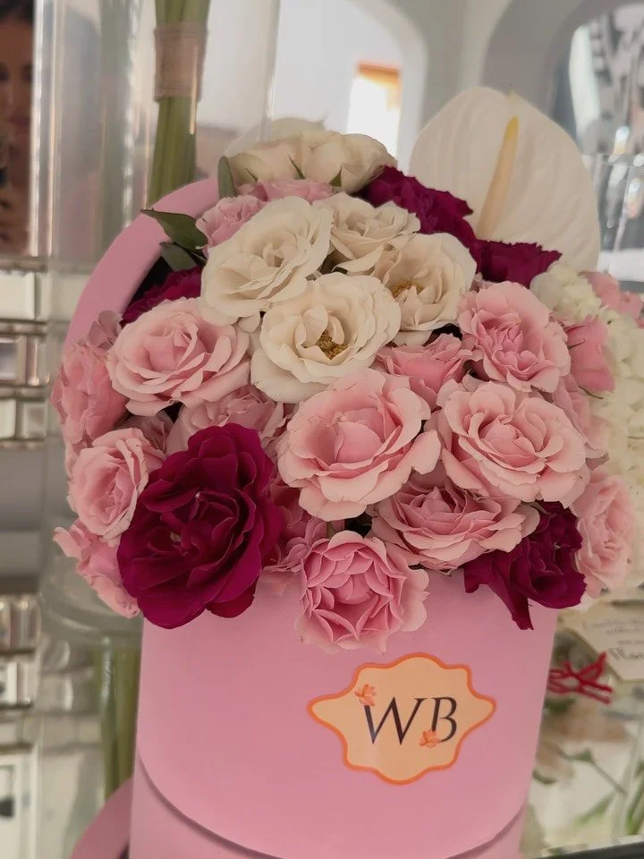 💗 A sweet mix of soft blush, creamy ivory, and deep wine blooms — designed in our signature WB hatbox for an effortlessly elegant statement. Perfect for birthdays, anniversaries, or just because. ✨🌸
Now delivering across Scottsdale, Phoenix,