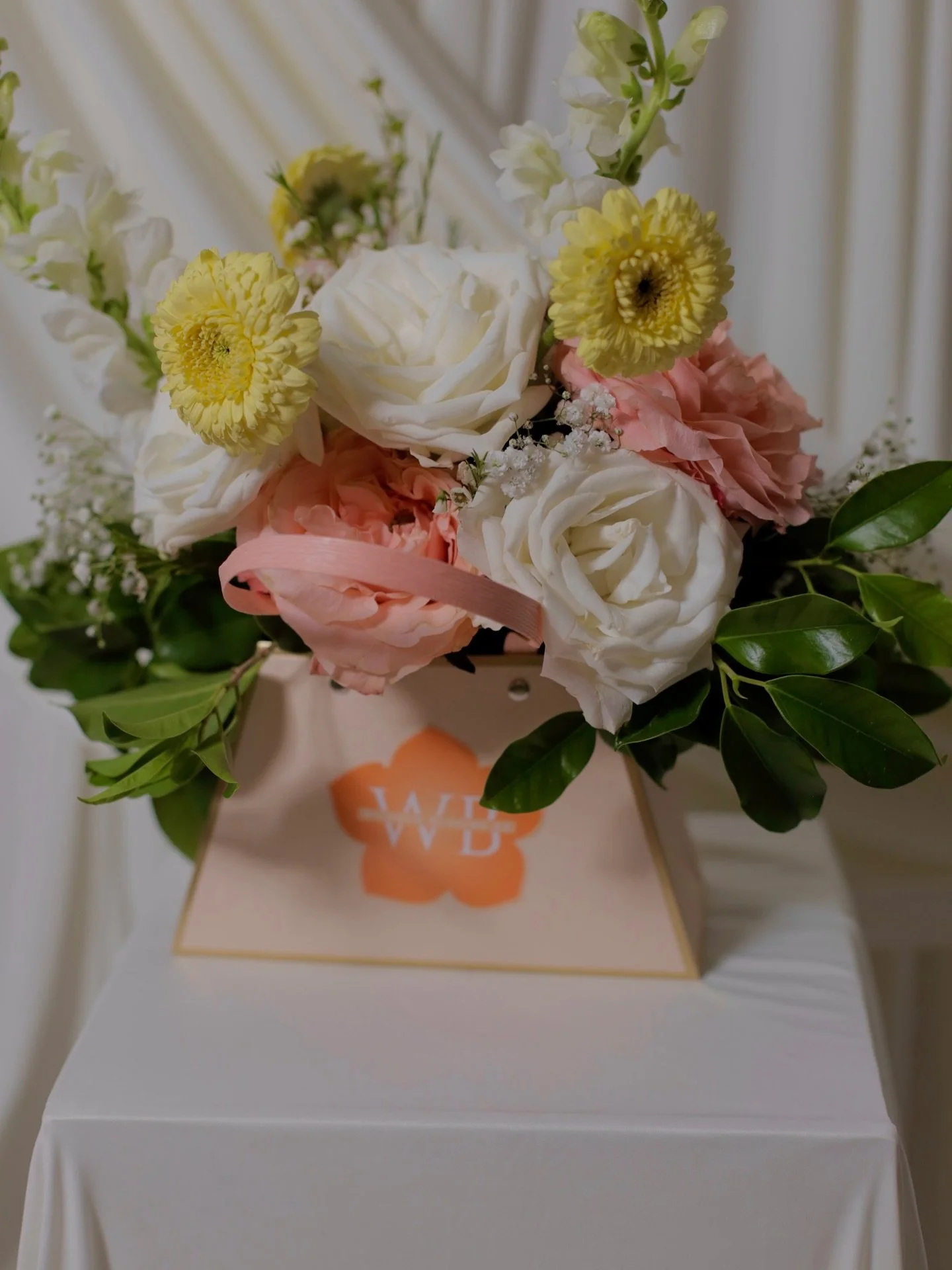A dreamy mix of garden roses, white roses, snapdragons, and cheerful yellow mums - now perfectly tucked into our signature WB bag for effortless transport. 🌸✨
Because flowers should be beautiful and easy to take home.
#WonderBloomsAZ #ArizonaFloris