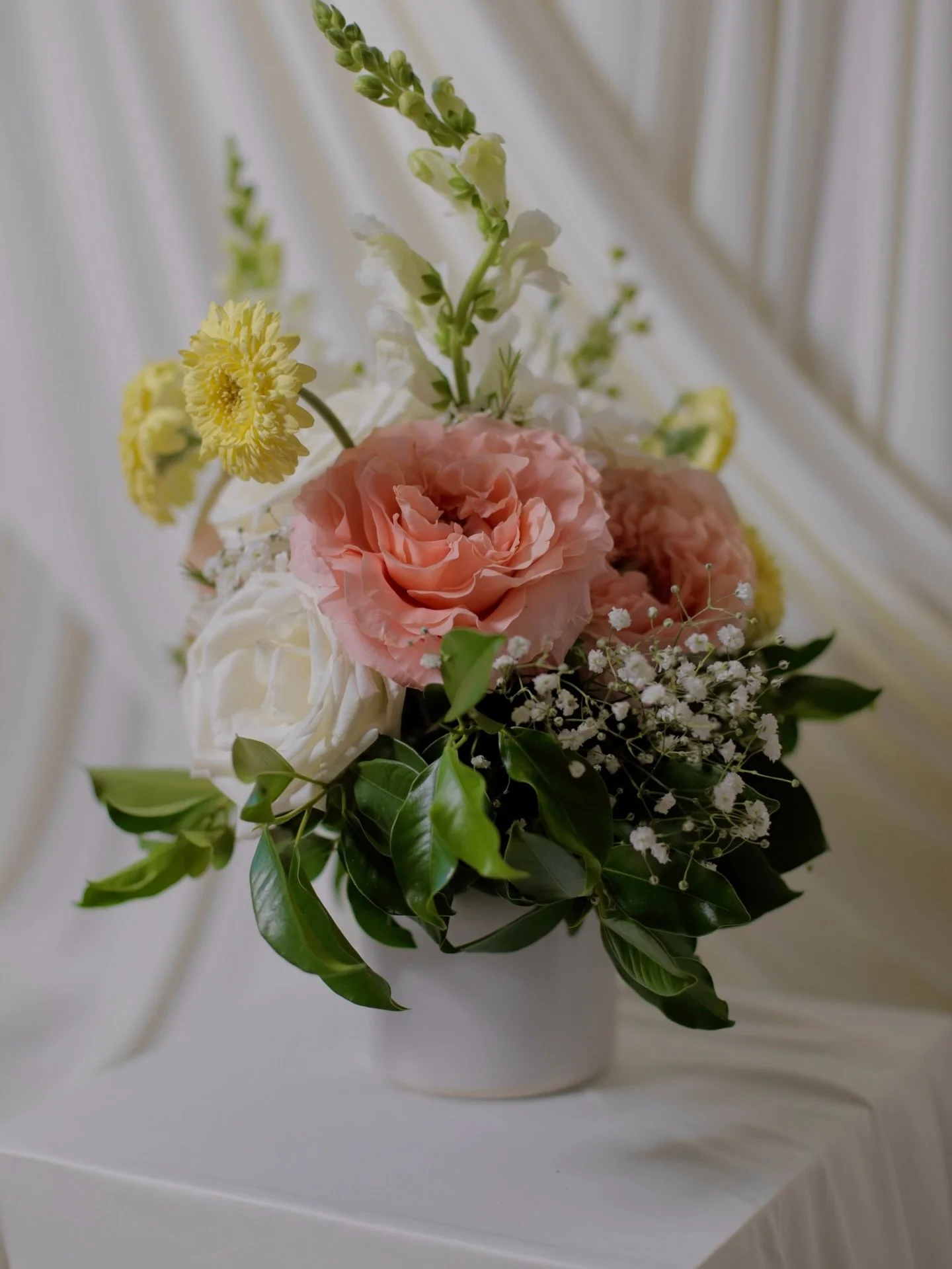 Soft peach tones, fresh whites, and a hint of sunshine 🌼✨
Designed with love right here in Arizona, the kind of arrangement that makes any table feel instantly special 💛
#WonderBloomsAZ #ArizonaFlorist #PhoenixFlorist #ScottsdaleFlorist #GlendaleF
